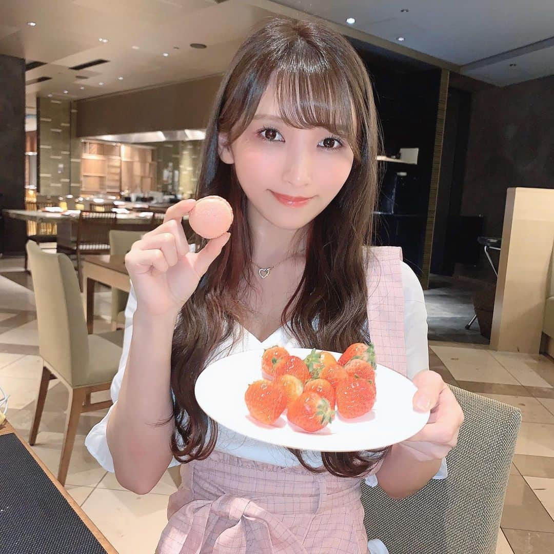 長嶋優里さんのインスタグラム写真 - (長嶋優里Instagram)「♡ ． ヒルトン東京のいちごビュッフェ行ってきた🍓 いちごいっぱい食べたよ😋🍓💓 ． ． いちごビュッフェに合わせて着た ピンクのワンピースは SOBRE ( @sobre_dress ) のもの👗 サスペンダーが付いてるのがお気に入りなの✨ 可愛いーって言って貰えて嬉しかった💖 ． 姉妹ブランド ( @vesti_dress ) もあるみたい❣️チェックしてみてね❣️ ． ． ． #sobre #ソブレ #ドレス #いちごビュッフェ #ヒルトン東京 #ビュッフェ #ワンピース #いちご #苺 #スイーツ #新宿 #新宿ランチ #新宿スイーツ ． ♡」3月6日 19時40分 - yuyu__kakaka