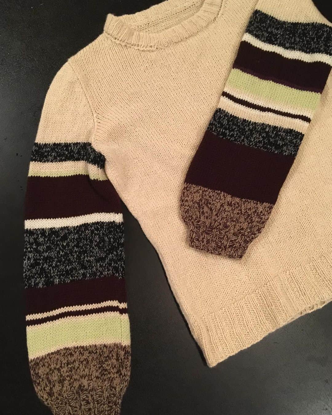LINAさんのインスタグラム写真 - (LINAInstagram)「先日仕上がったセーター♡ 両腕のボーダーは 気の向くままに 編みながら デザインしてみました！ #MAX#LINA #knit #knitting #handknitting #cashmere」3月6日 19時41分 - xxlina_now