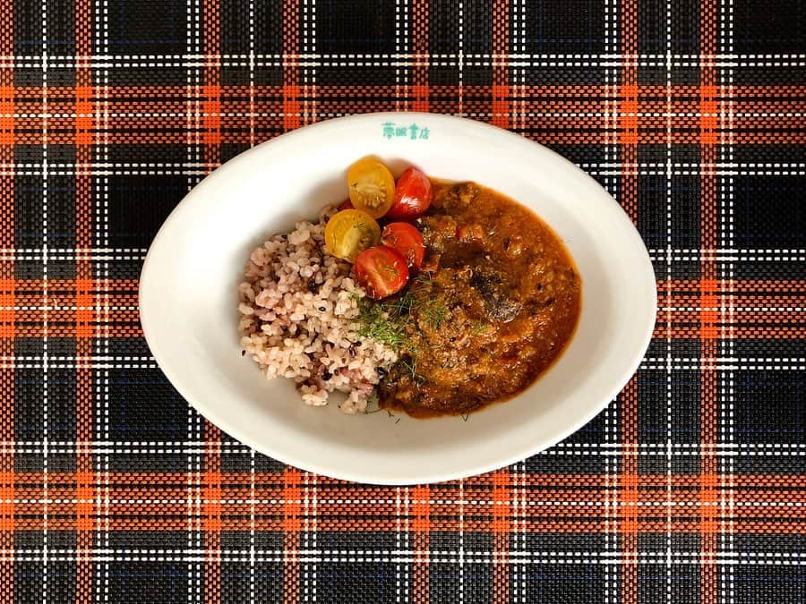 相沢梨紗さんのインスタグラム写真 - (相沢梨紗Instagram)「毎日、カレー食べてる🍛笑 . 使った事のない食材を使ってみたいシーズンで、マグロのアラをカレーにしてみました🙌 . ゆで卵失敗。笑 . マグロのアラは、醤油・酒・みりん・砂糖・生姜で煮物にしたものを使ってるので三度煮。食材としては手間がかかる。骨もあるし。笑 . フェンネルと生姜をいつもより多めに使いつつ、基本は【RISAGOHAN RECIPE】のトマトカレー。(あ、余ってたブロッコリーをペーストにして入れた。) . 隠し味に家にあった柑橘の皮を刻んで入れた🍊 . 翌日以降の方が味が馴染んで美味しい⭕️コラーゲンが多い部位なので、煮ても硬くならずよかった🐟 . . . #curry #risagohan #cooking #tunacarry #tuna #japan #tokyo #tokyolif #foodstagram #cookingathome #カレー #🍛 #夢眠書店 #yummy」3月6日 19時46分 - risacheeese