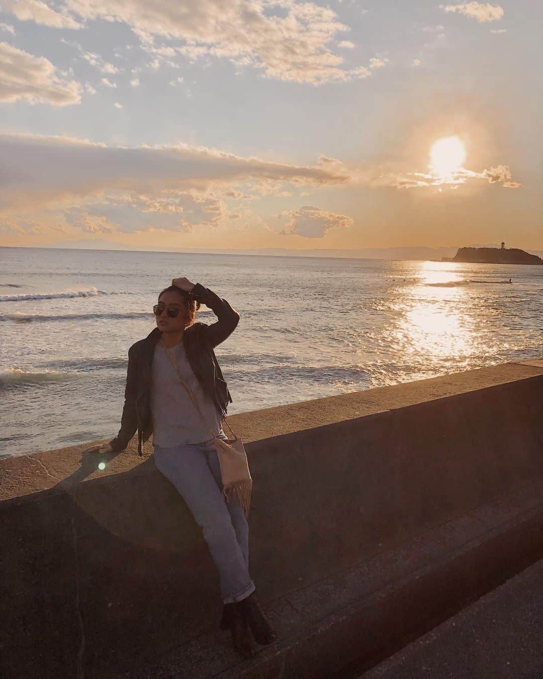 のインスタグラム：「昨日は久々に2人で何もないoffを楽しんだ!! sunsetのタイミングで @pacificdrivein  に行ってきた♡ 太陽がだいすきだから、 sunsetもsunriseもパワーを感じれて ほんとに幸せな気持ちになった🌞 エネルギーチャージしたからまた頑張ろう〜!!!!! #sunset#sunrise#sunnyday#sunny#day#dayoff#funday#happy#date#drive#shonan#beach#太陽#夕陽#湘南#七里ヶ浜#休日#海#ドライブ#ファッション#ライフスタイル#ビーチ」