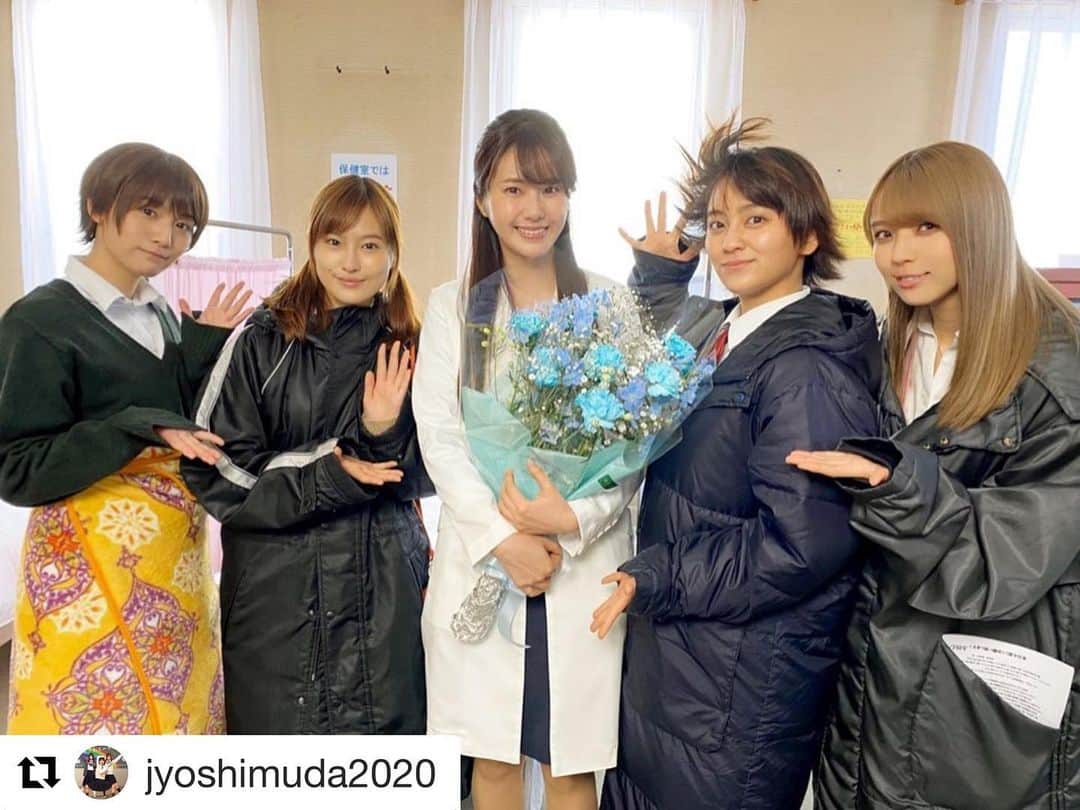 内藤理沙さんのインスタグラム写真 - (内藤理沙Instagram)「#Repost @jyoshimuda2020 with @get_repost ・・・ 金曜ナイトドラマ🌙﻿ #女子高生の無駄づかい﻿ ﻿ 本日よる11時15分〜﻿ ついに最終回🌈﻿ ﻿ クランクアップ特集 第3弾！！﻿ ﻿ ヤマイの中二病世ワールド🌏にも﻿ 柔軟に対応w ﻿ ﻿ ふわっと不思議系な、保健の先生﻿ シーキョン クランクアップ💐﻿ ﻿ 青い花束が、めちゃ似合う💙﻿ ﻿ #女子無駄﻿ #内藤理沙﻿ #そして集まる生徒たち﻿ #岡田結実﻿ #恒松祐里﻿ #福地桃子﻿ #浅川梨奈﻿ #小林由依」3月6日 19時50分 - risa_naito_official