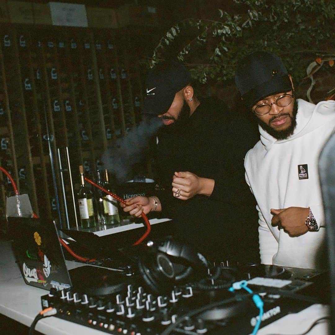 ドレイクさんのインスタグラム写真 - (ドレイクInstagram)「More life my brothers...other things may change us, but we start and end with the family 😷🤞🏽」3月6日 19時57分 - champagnepapi