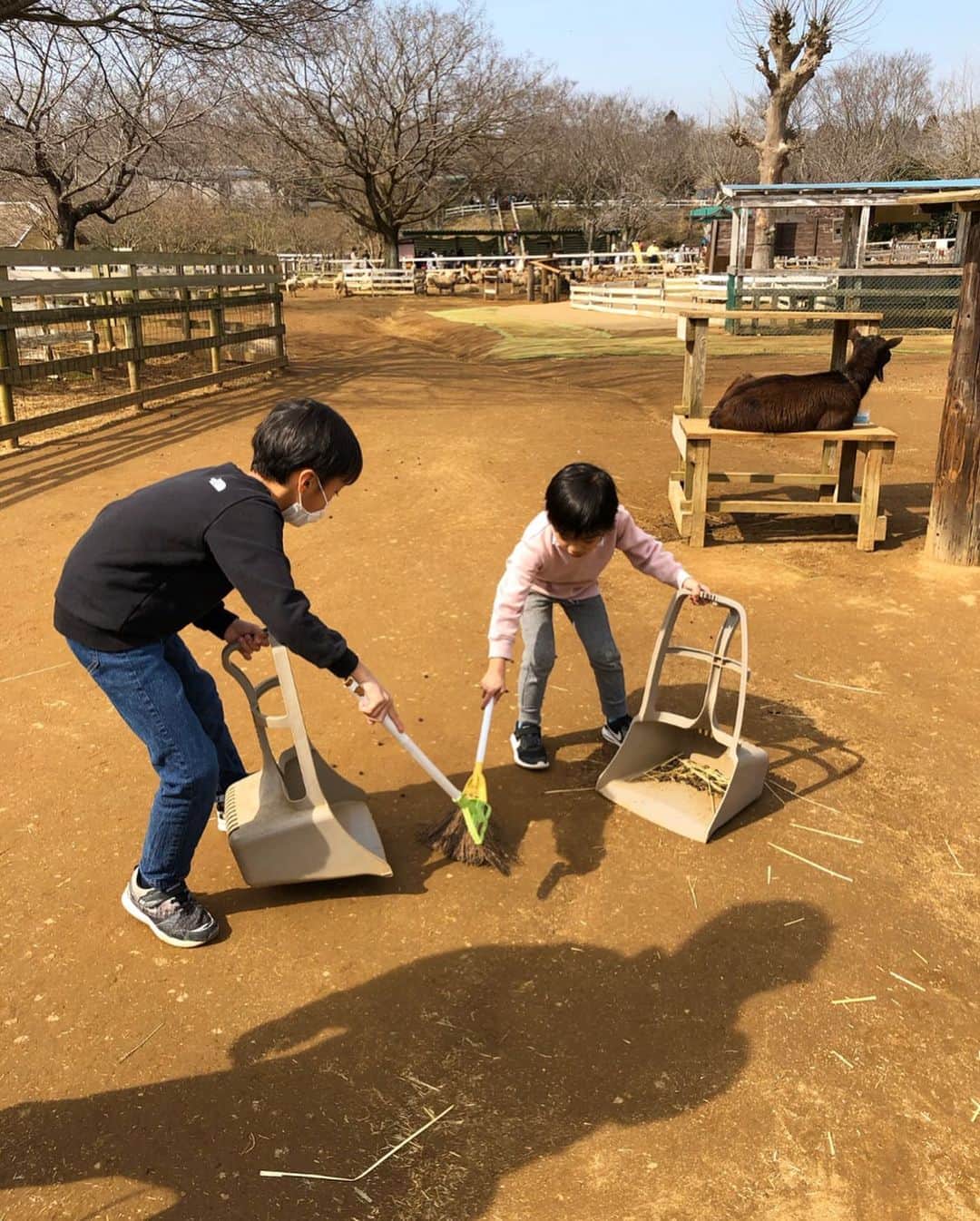hanadako_gardenさんのインスタグラム写真 - (hanadako_gardenInstagram)「・ 先週末、ポカポカだった日は牧場へ（笑） ・ 動物と触れ合って来ました🐄🐑 ・ ヤギの触れ合い広場では、ヤギよりうんちのお掃除に精を出す子供達（笑）何しに来たの😂 ・ ・ 小学校は春休み明けまでお休み😭 な、長すぎる… 毎日何すればいいのー💦 ・ ・ コーデは @ua_greenlabel のマウンテンパーカー。 ・ この色味に一目惚れ❤︎ ブルー系に目がないんです（笑） 首回りもボリュームがあってかわいいなぁ。 ・ 早くたくさん着たい❤︎ ・ ・ #マウンテンパーカー#撥水マウンテンパーカー#greenlabelrelaxing#glrsnap#春コーデ」3月6日 20時05分 - hanadako_garden
