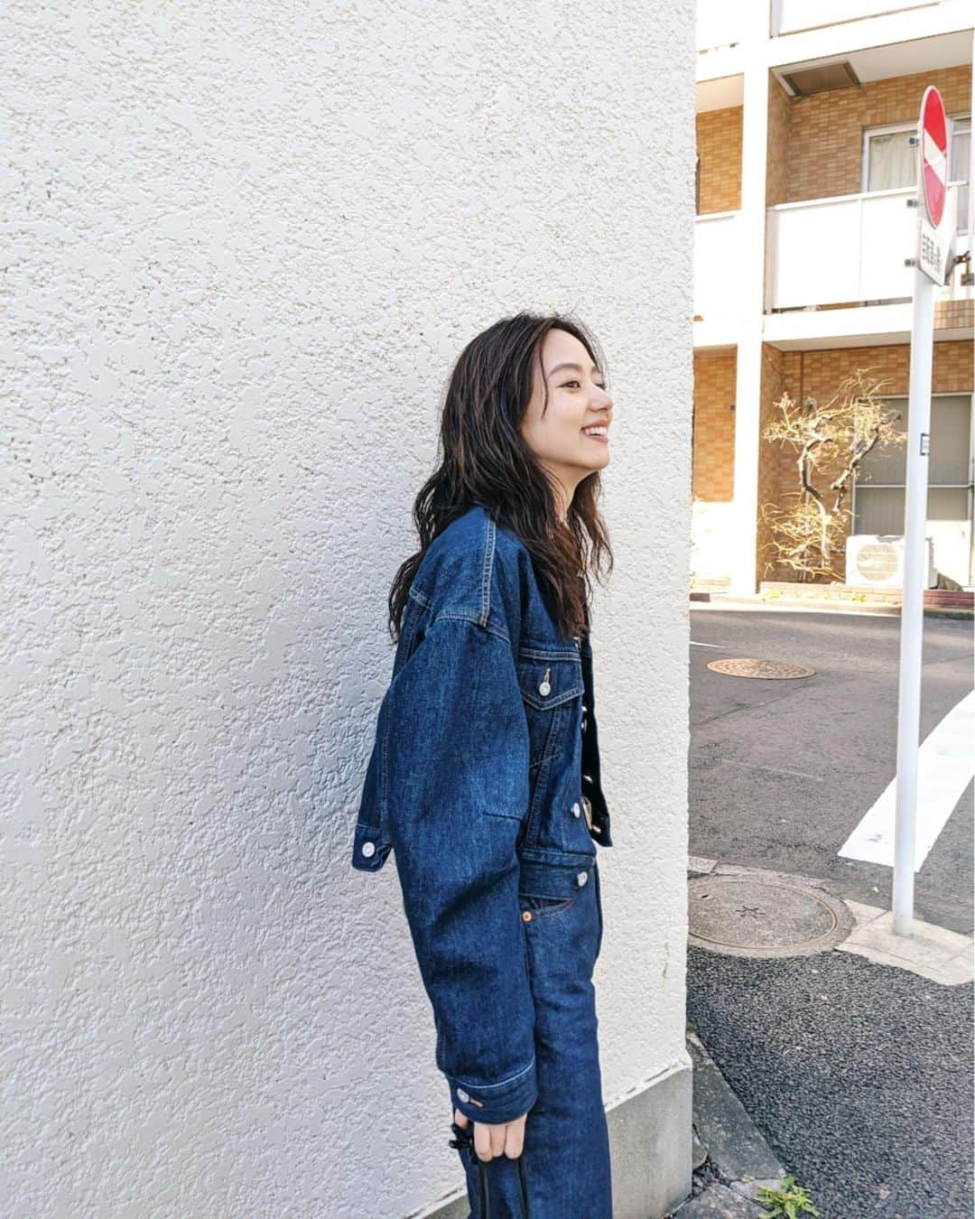 Shiho Sasakiさんのインスタグラム写真 - (Shiho SasakiInstagram)「Denim×Denim👖 セットアップ風に着てみたよ✨ ひと足お先に履かせてもらってるPLAIN JEANSもいい感じに馴染んできました🙆‍♀️ PLAIN JEANSは3/19発売予定です🌸 また眩しくって目が半分開いてない⚡️ #MOUSSY#MOUSSYPLAINJEANS#MOUSSYSNAP#MOUSSYJEANS#pixelで撮影#team_pixel#baroque_pixel」3月6日 19時58分 - shihomurata0718