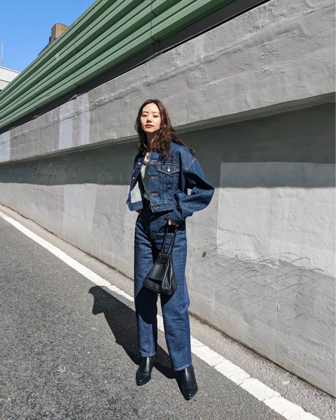Shiho Sasakiのインスタグラム：「Denim×Denim👖 セットアップ風に着てみたよ✨ ひと足お先に履かせてもらってるPLAIN JEANSもいい感じに馴染んできました🙆‍♀️ PLAIN JEANSは3/19発売予定です🌸 また眩しくって目が半分開いてない⚡️ #MOUSSY#MOUSSYPLAINJEANS#MOUSSYSNAP#MOUSSYJEANS#pixelで撮影#team_pixel#baroque_pixel」