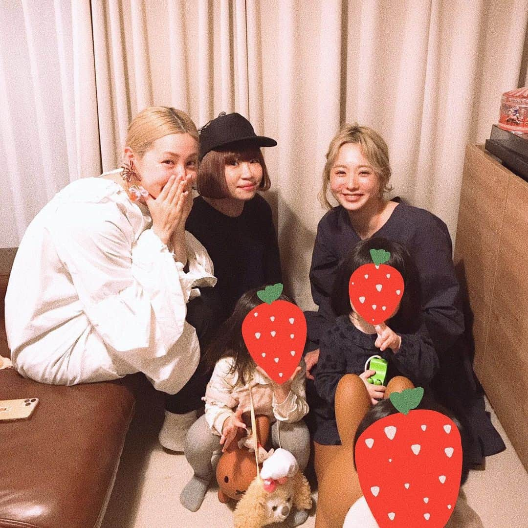 佐々木茜さんのインスタグラム写真 - (佐々木茜Instagram)「. . 🍓🎂🍓🎂🍓🎂🍓🎂🍓 出会ってから10年、 年を重ねるごとに美しくて素敵な大人の女性、 の魅力が増すけれど くりっくりの大きな目の目尻がふにゃって下がる わたしの大好きな笑顔は変わらない😭 おめでとう、笑顔あふれる歳になりますように 🍓🍓🍓 . @candy_yoshie さんたちと🎉 あゆちゃん予定会わなくてまたみんなでね🍓🍓🍓」3月6日 20時01分 - akane_madder2