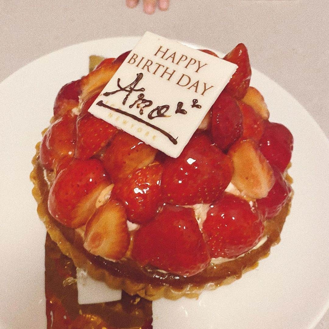 佐々木茜さんのインスタグラム写真 - (佐々木茜Instagram)「. . 🍓🎂🍓🎂🍓🎂🍓🎂🍓 出会ってから10年、 年を重ねるごとに美しくて素敵な大人の女性、 の魅力が増すけれど くりっくりの大きな目の目尻がふにゃって下がる わたしの大好きな笑顔は変わらない😭 おめでとう、笑顔あふれる歳になりますように 🍓🍓🍓 . @candy_yoshie さんたちと🎉 あゆちゃん予定会わなくてまたみんなでね🍓🍓🍓」3月6日 20時01分 - akane_madder2