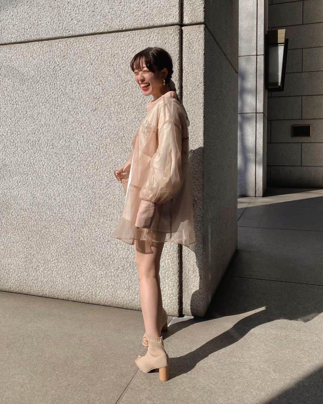 のインスタグラム：「ㅤㅤㅤㅤㅤㅤㅤㅤㅤㅤㅤㅤㅤ ㅤㅤㅤㅤㅤㅤㅤㅤㅤㅤㅤㅤㅤ 今日はロゴTとレイヤード◎🍑 ㅤㅤㅤㅤㅤㅤㅤㅤㅤㅤㅤㅤㅤ ㅤㅤㅤㅤㅤㅤㅤㅤㅤㅤㅤㅤㅤ #シアーブロッキングシャツ #シアーシャツ #透けシャツ #透けトップス #ロゴT #kana_chicode #ちわcode #スカーフアレンジ #salonbychico #whoswhochico ㅤㅤㅤㅤㅤㅤㅤㅤㅤㅤㅤㅤㅤ」