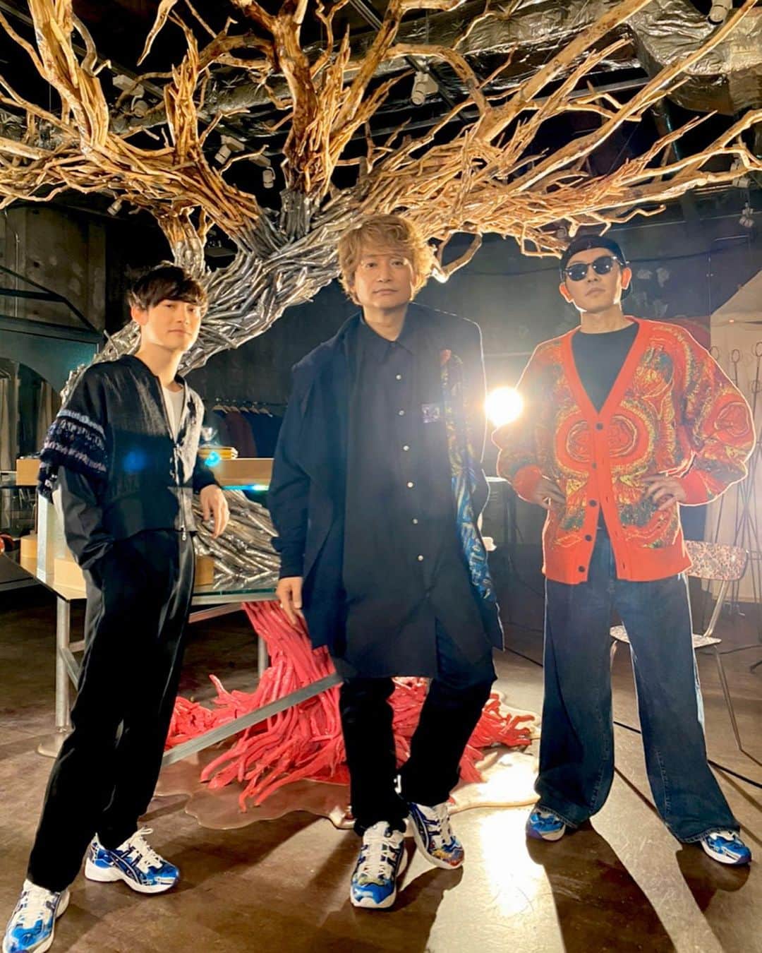 のインスタグラム：「Now & ForeverのMVが香取さんのYoutubeチャンネルにて公開されました🤳今回はiPhoneのみで撮影し、香取さんの手掛けるブランド「ヤンチェ・オンテンバール」を1人4〜5パターン着用した奇抜なスタイリングも全て香取さん本人が手掛けてます。写真はその時のキメ & おふざけバージョン😎🤪」