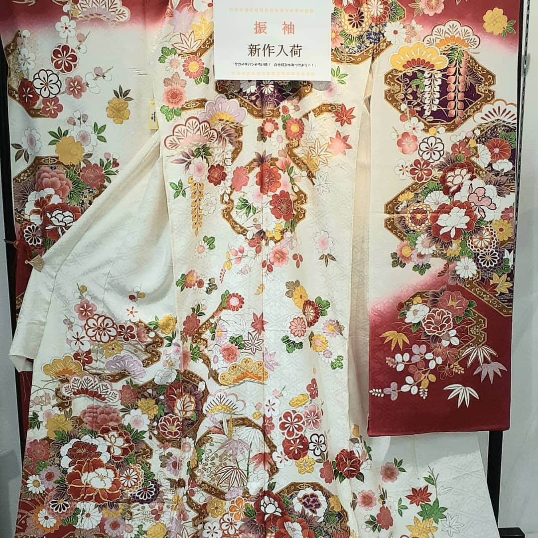 みますやさんのインスタグラム写真 - (みますやInstagram)「新作振袖のご紹介😊 白地に赤のお振袖😌  白は純白を表し、赤は厄除け、情熱などの意味があります😌  振袖の色には意味があるので、調べてみると面白いです☺️🍀 #振袖  #振袖コーディネート  #成人式 #着物 #日本文化 #kimono」3月6日 20時07分 - mimasuya.sns