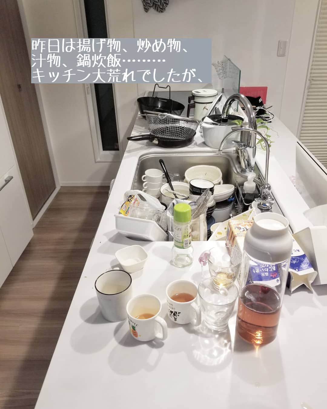 koyukkuma 一条工務店さんのインスタグラム写真 - (koyukkuma 一条工務店Instagram)「• みなさんは食器や鍋類を洗った後、どこに置いてますか？ • 食器は食洗機なので乾燥もしてくれるし、朝起きたらしまうだけですが、鍋類はいつも手洗いしたらクロス敷いて並べて乾かしてます。 • 賃貸時代は水切りカゴやラックを使ってて、並べやすさとか乾かすのに便利で大活躍してました！ • ………が、水受けの部分がヌメったり赤カビ生えたりで、その手入れが面倒！！ • 今の家に住み始めてから水切りカゴをやめて、クロスを敷いて並べる方式に。 • もう4年半、水切りカゴなしの生活をしましたが、水垢対策が不要で生活感なく邪魔にならないところが気に入ってます。 • でも3枚目の水切りグッズを見つけた時、シンクにある程度の水滴を落とせるのがいい！ それならクロスもビッチョビチョにならんやろなぁって思って買いかけたけど、やっぱりコレも水垢ついてくるんやろなぁって思うと、買い物かごから削除……… • やっぱりクロスに並べて乾かして、片付けたら毎日クロスを洗濯。 …が、1番ラクでキッチンもスッキリするんかなぁって思った！ • っというお話でした(トーマス風)🚂」3月6日 11時20分 - kumasan_ismart