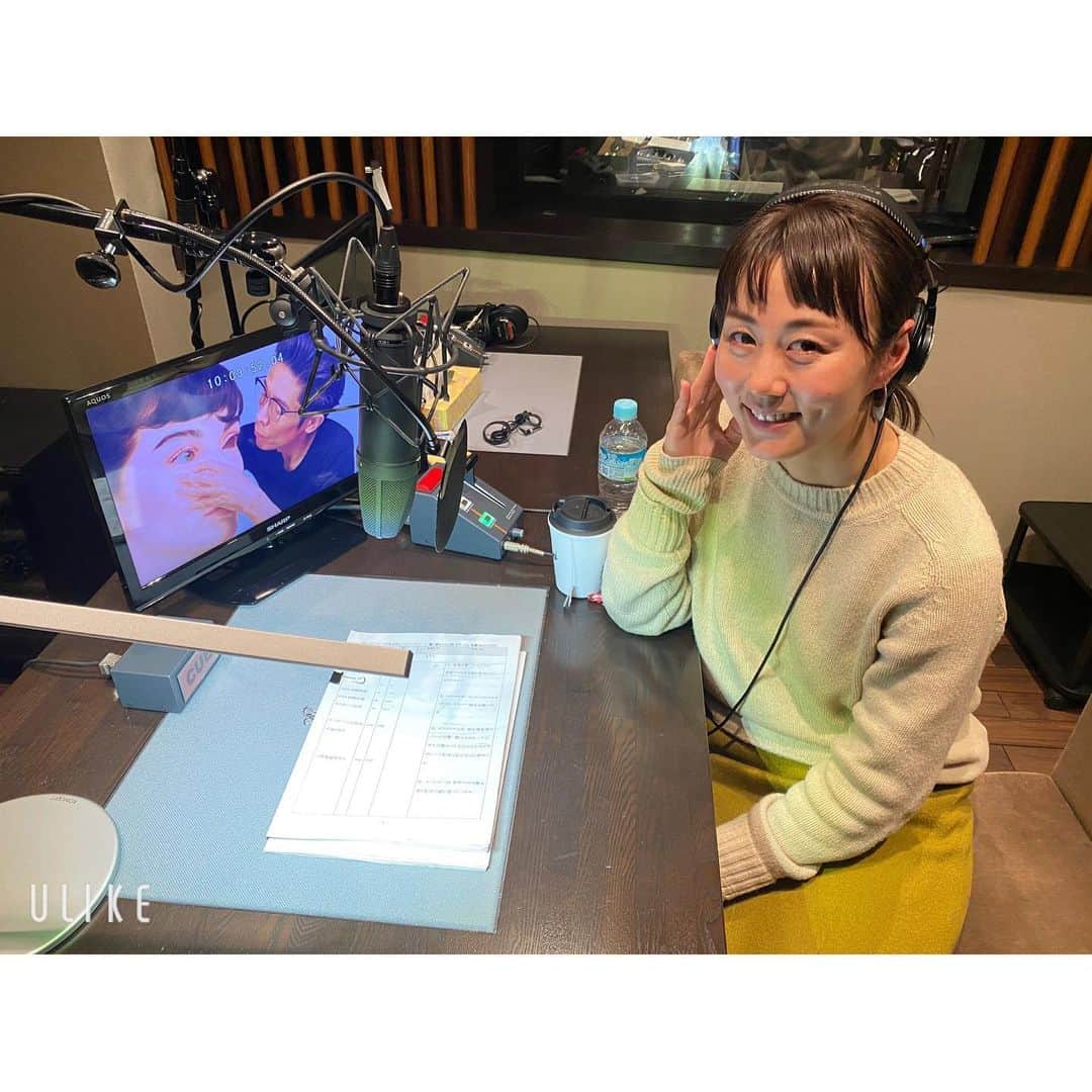 新井麻希のインスタグラム：「* 先日、心待ちにしていた番組のナレーション収録をしてきました。 * 放送は 3月8日(日)19:00-BS1スペシャル 「よみがえるオードリー・ヘプバーン 顔に魅せられた男カズ・ヒロ」 * 「人間の個性を際立たせる「顔」に魅せられて、顔作りに人生を捧げているカズヒロさん。映画の特殊メイクで２回目のアカデミー賞オスカー獲得という快挙を果たした。現代美術にも挑み、神業といわれる技術でリンカーン大統領、ダリなどの偉人の顔・肖像作品を作ってきた。そして10作目となる集大成は、名女優、オードリー・ヘプバーンの美しい若き顔と慈善事業に尽くした晩年の顔をよみがえらせる。顔にこだわり、人間とは何か？を追い求めるカズ・ヒロの作品作りを描く。」（HPから拝借しました🙏） * メイクアップ＆ヘアスタイリングでアカデミー賞を受賞した映画「ウィンストン・チャーチル/ヒトラーから世界を救った男 」「SCANDAL」を見て、リアルで細部にこだわることの重大さを感じました。リアルだからこそ、俳優達の表情がすごくいきいきしている。なので、SCANDALは個人的にはチクリとした切なさも残りました（作品はとっても面白かった！）。 * また、辻一弘著「顔に魅せられた人生」を読んだ際には、言葉に力のある方だなと思いました。一言一言に意味があり、一つも聞き逃したくない言葉を発する人だなと思いました。（今回のドキュメントもそんな言葉がワンサカ） * そんなカズヒロさんを7年前から取材し続け、数々の素敵な言葉を引き出して、大切な番組のナレーションに挑戦させてくださったディレクターの福原さん！ * 福原さんとは2014年にNHK BS『サッカープラネット』で訪れたポートランド⚽️のロケで出会い、コーディネーターをしてくれた当時もすぐに取材先の信頼を勝ち取り、それはそれは楽しい取材ができました！以来、会うたびに福原さんの作るVTRのナレーションを読ませて欲しいとお願いして、6年越しに叶いました！ * カズヒロさんは、繊細で緻密で、孤独を感じさせ、その魅力の中に人間らしさがあり、彼だけの空気感があって、まさに唯一無二の存在。カズヒロさんを、福原さんの取材、そして番組を通して知れて良かった！ * ナレーションは、少しの緊張感を持ちでもやっぱり自分らしくリラックスしてのぞむことができました。音効の河原さんという女性が、「渇いた色気」がある声ですねと言ってくれたことが、すごくすとんと落ちました。 * あと、前髪がオードリー・ヘプバーンとかぶりました。 * ということで長くなりましたが 今週の日曜日の夜7時からBS1です。 是非ご覧ください😊 * #ハリウッドの活躍からアートへの転身 #制作の一部始終を7年間追いかけたドキュメンタリー #6ヶ月に及ぶ撮影期間」
