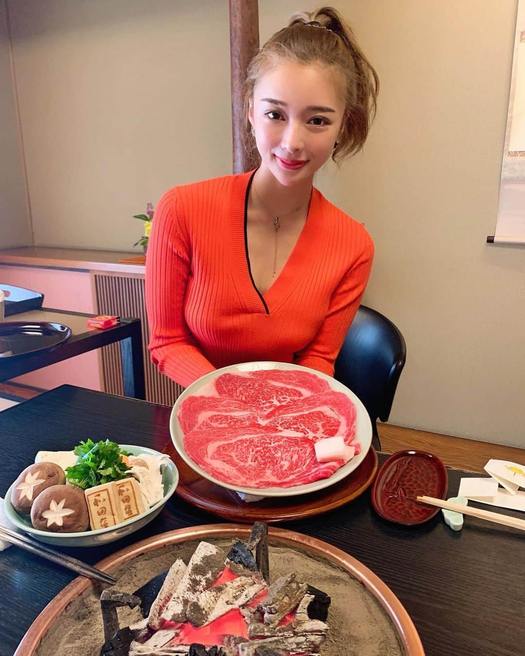 濱野りれさんのインスタグラム写真 - (濱野りれInstagram)「'Wadakin'-Sukiyaki restaurant with a history of 142 years in Mie Prefecture. .. I really love local gourmet trips because I can feel good old Japan. What a gorgeous to eat Matsuzaka beef in Matsusaka city!! .. Today's courses I choose '松'(Matsu) that is the highest one. -JPY18,200 Because the price depends on the quality rather than the quantity. Then we should definitely choose it. .. After eating one Matsuzaka beef, be served vegetables, and finally meat again. At first I felt that only two pieces of meat were not enough for me but the amount was just right😋 I couldn't stop eating rice with matsuzaka beef! .. The movie will be uploaded on my story, why don't you check baby💋 -— -— 三重県にある創業142年すき焼き 【和田金】へ❤️ 地方グルメは歴史のあるお店が多くて、風情があって古き良き日本を感じれて大好きっ💕 松阪牛を松阪市で食べるなんて、なんで贅沢なんだっ🥺✨ .. 今回注文したのは すき焼き’松'のコース 量ではなく質が違うとのことなので松にしました☺️ .. 最初に関西風ならではの砂糖ですき焼きした松坂牛を一枚いただいてから、野菜→お肉の順番✨ 絶対足りない！って思ったけど 量的にはちょうど良かったです😋 ご飯が進む進む...❤️ .. ムービーはストーリーにあげるからチェックしてみてね☺️❤️ .. -— #rirelog#wadakin#wagyu#wagyubeef#matsuzakabeef#matsuzaka#sukiyaki#japaneats#japanese#japangourmet#traveleats#traveltoeat#mie#ise#visitjapan#japantravel#japantravelphoto#traveljapan#lovejapan#ilovejapan#和田金#松阪牛#松阪#食べログ4#すき焼き#日本旅行#日本#日本グルメ#グルメ旅行」3月6日 11時31分 - riregram