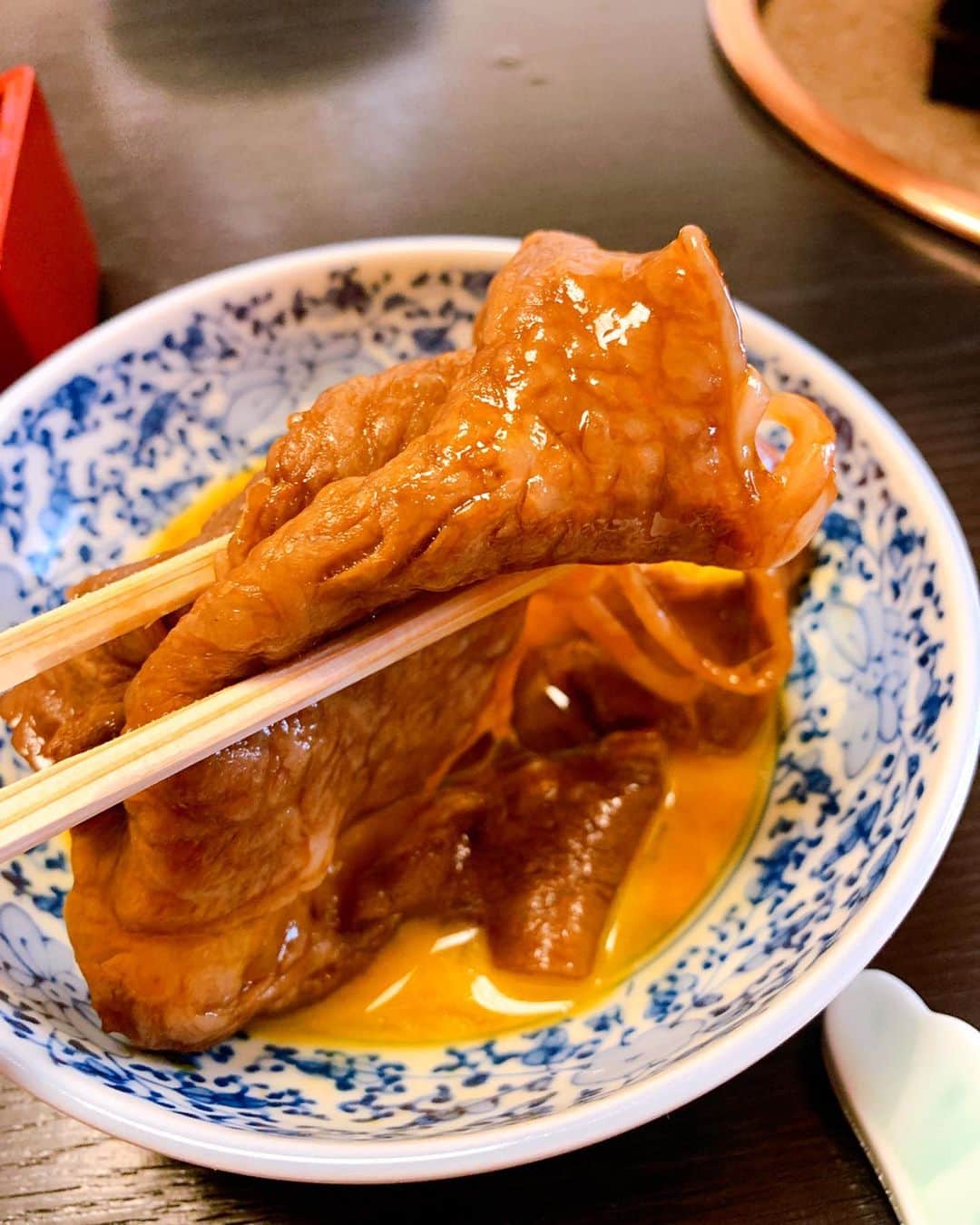 濱野りれさんのインスタグラム写真 - (濱野りれInstagram)「'Wadakin'-Sukiyaki restaurant with a history of 142 years in Mie Prefecture. .. I really love local gourmet trips because I can feel good old Japan. What a gorgeous to eat Matsuzaka beef in Matsusaka city!! .. Today's courses I choose '松'(Matsu) that is the highest one. -JPY18,200 Because the price depends on the quality rather than the quantity. Then we should definitely choose it. .. After eating one Matsuzaka beef, be served vegetables, and finally meat again. At first I felt that only two pieces of meat were not enough for me but the amount was just right😋 I couldn't stop eating rice with matsuzaka beef! .. The movie will be uploaded on my story, why don't you check baby💋 -— -— 三重県にある創業142年すき焼き 【和田金】へ❤️ 地方グルメは歴史のあるお店が多くて、風情があって古き良き日本を感じれて大好きっ💕 松阪牛を松阪市で食べるなんて、なんで贅沢なんだっ🥺✨ .. 今回注文したのは すき焼き’松'のコース 量ではなく質が違うとのことなので松にしました☺️ .. 最初に関西風ならではの砂糖ですき焼きした松坂牛を一枚いただいてから、野菜→お肉の順番✨ 絶対足りない！って思ったけど 量的にはちょうど良かったです😋 ご飯が進む進む...❤️ .. ムービーはストーリーにあげるからチェックしてみてね☺️❤️ .. -— #rirelog#wadakin#wagyu#wagyubeef#matsuzakabeef#matsuzaka#sukiyaki#japaneats#japanese#japangourmet#traveleats#traveltoeat#mie#ise#visitjapan#japantravel#japantravelphoto#traveljapan#lovejapan#ilovejapan#和田金#松阪牛#松阪#食べログ4#すき焼き#日本旅行#日本#日本グルメ#グルメ旅行」3月6日 11時31分 - riregram