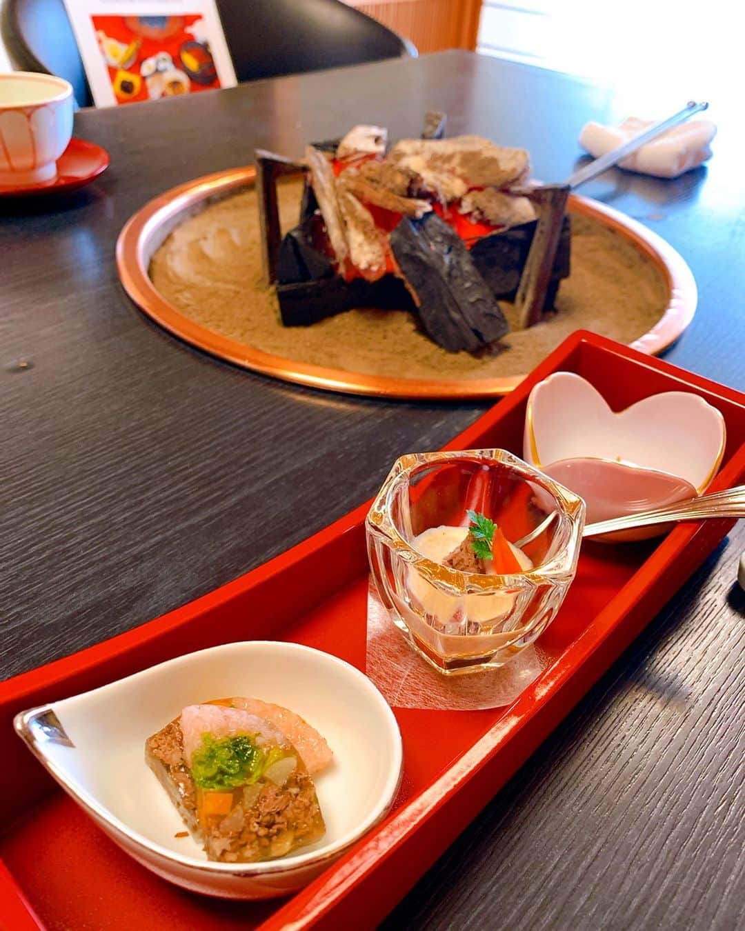 濱野りれさんのインスタグラム写真 - (濱野りれInstagram)「'Wadakin'-Sukiyaki restaurant with a history of 142 years in Mie Prefecture. .. I really love local gourmet trips because I can feel good old Japan. What a gorgeous to eat Matsuzaka beef in Matsusaka city!! .. Today's courses I choose '松'(Matsu) that is the highest one. -JPY18,200 Because the price depends on the quality rather than the quantity. Then we should definitely choose it. .. After eating one Matsuzaka beef, be served vegetables, and finally meat again. At first I felt that only two pieces of meat were not enough for me but the amount was just right😋 I couldn't stop eating rice with matsuzaka beef! .. The movie will be uploaded on my story, why don't you check baby💋 -— -— 三重県にある創業142年すき焼き 【和田金】へ❤️ 地方グルメは歴史のあるお店が多くて、風情があって古き良き日本を感じれて大好きっ💕 松阪牛を松阪市で食べるなんて、なんで贅沢なんだっ🥺✨ .. 今回注文したのは すき焼き’松'のコース 量ではなく質が違うとのことなので松にしました☺️ .. 最初に関西風ならではの砂糖ですき焼きした松坂牛を一枚いただいてから、野菜→お肉の順番✨ 絶対足りない！って思ったけど 量的にはちょうど良かったです😋 ご飯が進む進む...❤️ .. ムービーはストーリーにあげるからチェックしてみてね☺️❤️ .. -— #rirelog#wadakin#wagyu#wagyubeef#matsuzakabeef#matsuzaka#sukiyaki#japaneats#japanese#japangourmet#traveleats#traveltoeat#mie#ise#visitjapan#japantravel#japantravelphoto#traveljapan#lovejapan#ilovejapan#和田金#松阪牛#松阪#食べログ4#すき焼き#日本旅行#日本#日本グルメ#グルメ旅行」3月6日 11時31分 - riregram