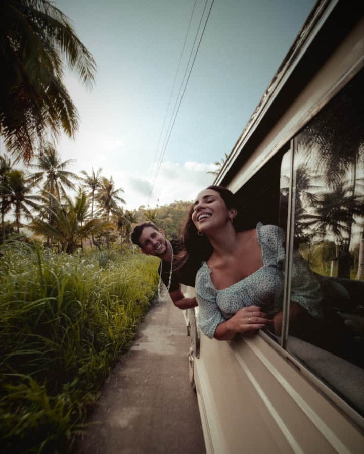 Katy Esquivelのインスタグラム：「Este es mi estilo favorito de paseos 🚎🌴@naypalad . Siargao es una de mis islas preferidas de las Filipinas y coincidentemente el hotel más increíble del mundo mundial (para nosotros) está ahí!  Una de mis partes favoritas es que te recogen en un bus personalizado que parece casi el lobby de un hotel y te llevan por un camino con cientos de palmeras. Así que no pude resistirme y creé un stop motion de este momento ❤️ . Ven colores diferentes en estas fotos? Es porque usé los filtros de mi nueva colección “Retro Film” que se lanzará el 7 de Marzo! 📸」