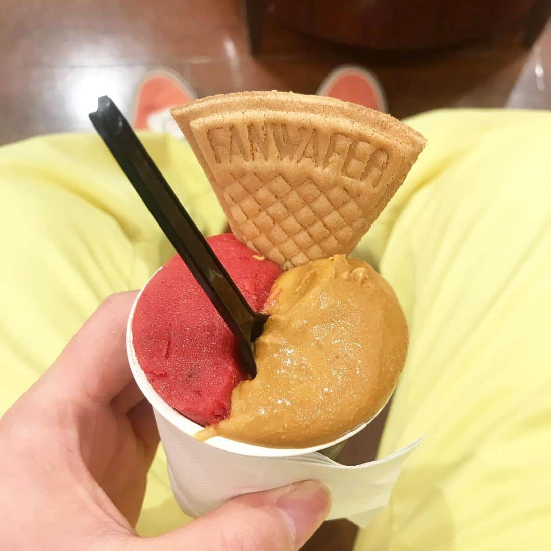 takuma watanabeさんのインスタグラム写真 - (takuma watanabeInstagram)「@mariogelateria  #焦がしキャラメル #トリプルベリー #🖤 #🤤」3月6日 11時55分 - takumagram