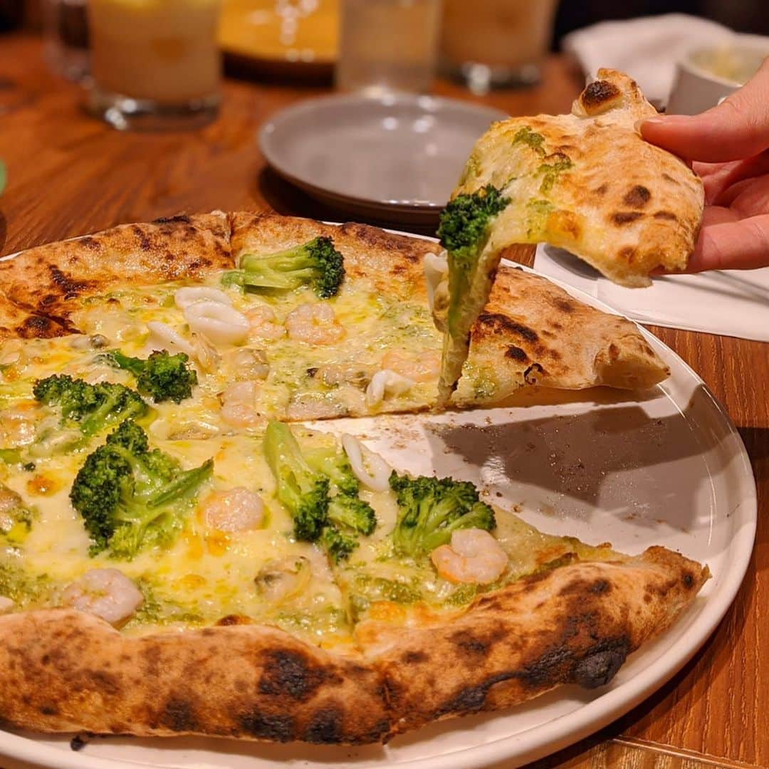 大見さなえさんのインスタグラム写真 - (大見さなえInstagram)「3月6日グランドオープン😆🎊🧀﻿ 『good spoon pizzeria&cheese』﻿ 横浜モアーズ店﻿ ﻿ オープニングレセプションに行ってきました✨﻿ 自家製フレッシュチーズを使ったメニューが特徴☺️🧀﻿ ﻿ 店内併設にのチーズ工房があって、﻿ そこで作られたチーズが日替わりで5種類が食べ放題😍﻿ ﻿ この日は生モッツァレラ、自家製フロマージュブラン﻿ ベリーリコッタ、自家製リコッタチーズ、レモンモッツァレラ🍋﻿ ﻿ そのまま食べても、自分好みに﻿ お料理に追いチーズしながら食べるのも楽しい(*^^*)♪﻿ ﻿ そして！特に頼むべき1品が﻿ "自家製ブッラータチーズのピッツァ"🍕﻿ とろりと溢れてくる作りたての﻿ 自家製ブッラータチーズが丸々1個乗ってる😍🧀﻿ 釜で焼いたピザ生地は周りサクッモチ食感✨﻿ トマトの甘味と酸味も相性抜群(*´꒳`*)🍅﻿ ﻿ その他、のびるチーズマッシュポテト﻿ シーフードジェノベーゼ、カリカリチーズガレット﻿ 自家製バスクチーズケーキなど、チーズ料理を満喫😆🧀﻿ 北海道産　十勝鹿追牛ロースなどチーズ以外もあります🥩﻿ ﻿ 店内は黄色と木を基調としてて、ゆったり落ち着く空間でオシャレ(*´꒳`*)﻿ チーズ好きの友達や女子会、ランチにも気軽に使いやすいお店😊﻿ ﻿ プロデュースby @calmdesign0729﻿ ﻿ #goodspoon #横浜グルメ #チーズ料理 #釜焼きピザ﻿ #追いチーズ #cheese #めぐログ_横浜 #ピザ﻿ #goodspoon #チーズ #cheese #横浜ランチ #PR #横浜イタリアン #ブッラータチーズ #ピッツァ﻿ #pixelで撮影 #フードアナリストたべめぐみ」3月6日 11時51分 - tabe_megumi