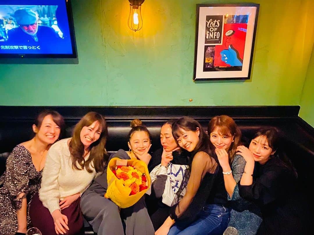 のインスタグラム：「3枚目以降は歴代誕生日会 いつもやばいな😂  一発目からやばかったのは記憶に刻まれておる。  懐かしいな〜❣️ タカコ、とわはる、茗荷にもあいたかったな❣️ #男気女子会 #野朗ども女子会」