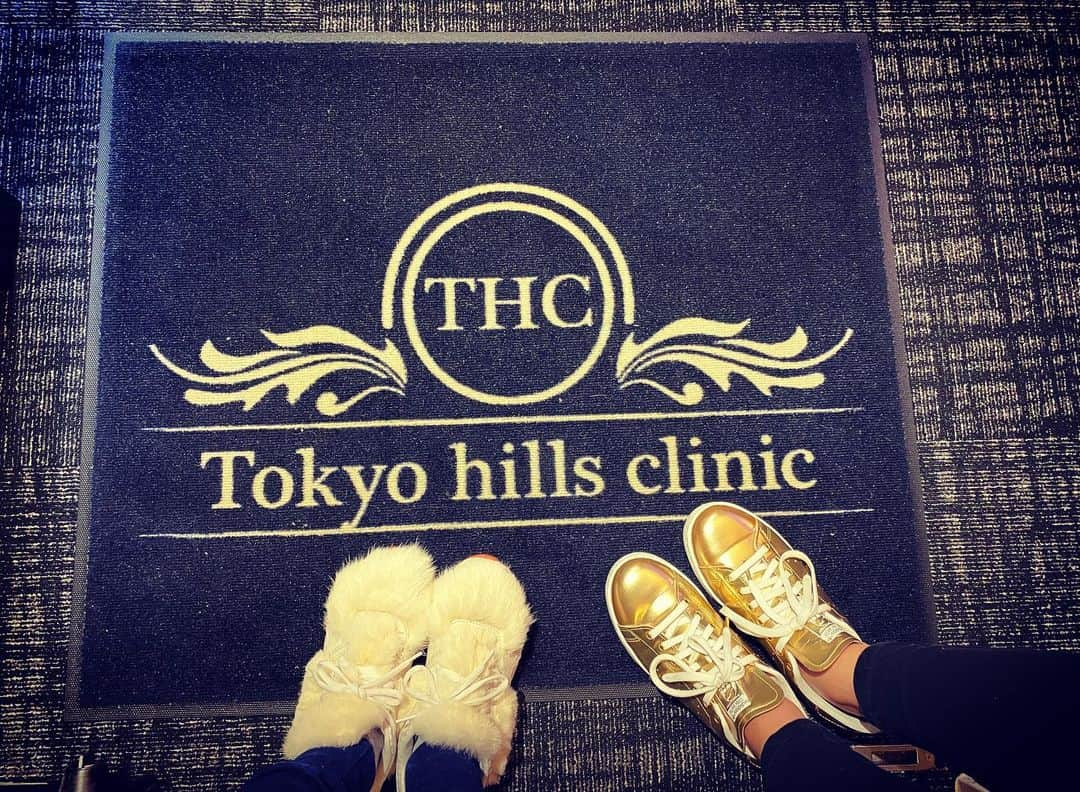 木村真野・紗野さんのインスタグラム写真 - (木村真野・紗野Instagram)「@tokyo_hills_clinic 月に一度のお肌ケアで違いを実感してます✨🧑🏻‍⚕️. 夏は日焼けしちゃうのでシミ・そばかすが気になってたけど、レーザートーニングとピーリング・美肌トリートメントの効果が出てきて、人それぞれ効果に差はあると思いますがマヤサヤは目に見えて効果が分かる👀✨👩🏻‍🔬. 頑張って続けます✊🏻. . 杉浦院長は同じ愛知県で 話しやすいし優しい先生です👨‍🏫. . 脱毛は2ヶ月に一回. 次回の効果が楽しみすぎる〜✨. . #東京ヒルズクリニック　#美肌トリートメント　#ピーリング　#レーザートーニング　#adidas #newera #adidastwins #neweratwins #アディダス　#ニューエラ　#脱毛」3月6日 12時00分 - mayasaya_kimura