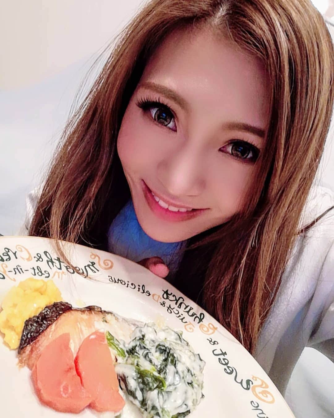 REIKAさんのインスタグラム写真 - (REIKAInstagram)「. 忙しい毎日にゆとりを❤ 身体思いの冷凍惣菜屋さん @fitfood_home の美味しいお料理紹介するね(◍•ᴗ•◍)✧*。 . 今日はサーモンのフローレンス風✨ 良質なたんぱく質がたっぷり含まれているサーモン&抗酸化力の高いほうれん草✨ この組み合わせ最高に好き❤ . どれもお⾁やお⿂がメインのお料理ばかり★ チンしたらそのまま食べれてお手軽で凄く美味しいしレパートリーもおしゃれ✨✨ 是非皆も食べてみてねー❤ . . #fithomefood」3月6日 12時09分 - reika_japan