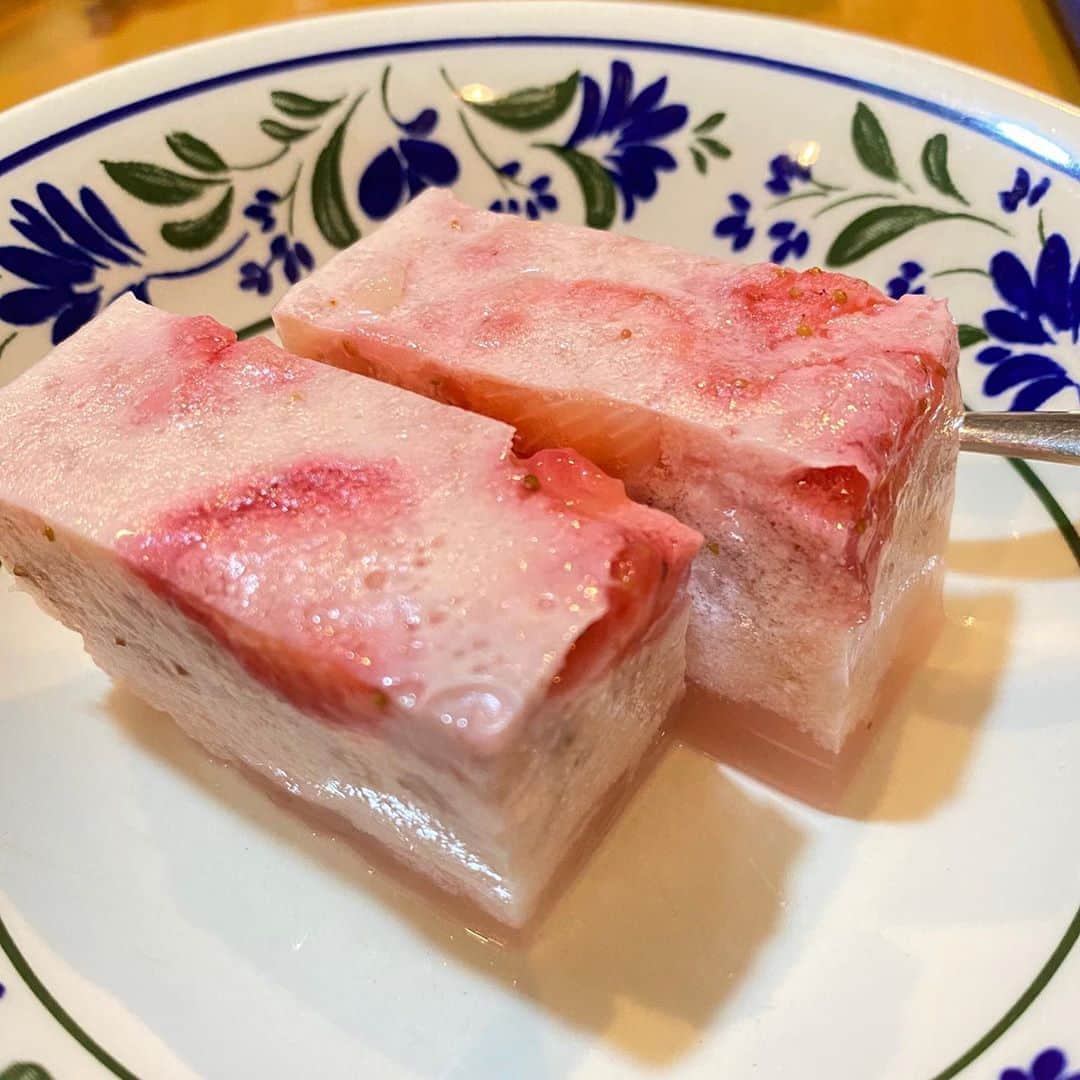 野間美由紀のインスタグラム：「昨日作ったイチゴミルクかん。味は美味しいですが、牛乳かんのツルッとした喉越しがないのが残念でした。イチゴの半分は細かくして混ぜ込んだんですが、ちょっと分離したのかな？ 普通の牛乳かんにイチゴ添えた方が見栄えも味も良さそうです。」