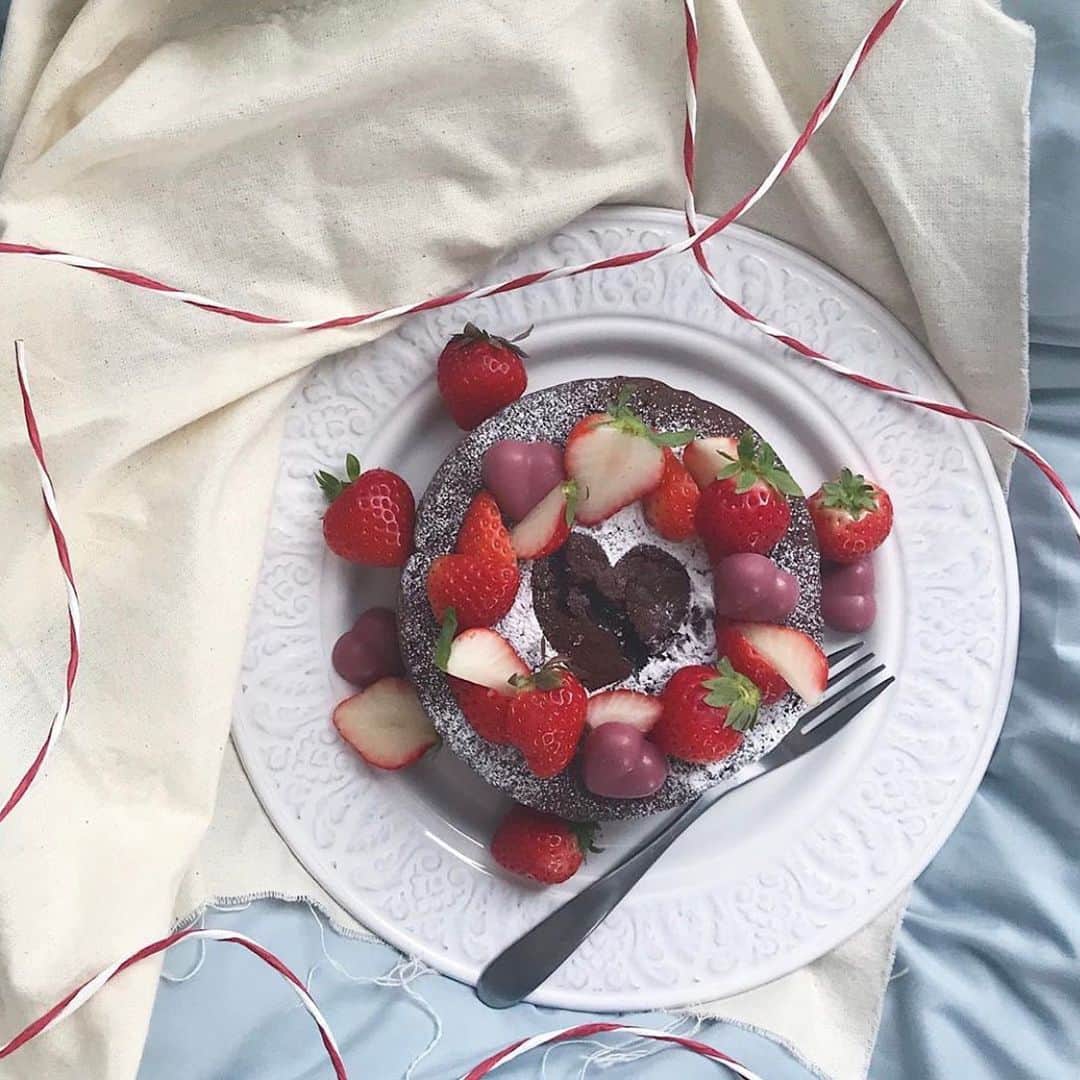 CCC PHOTOLIFE LAB INC. のインスタグラム：「﻿ ﻿ Photo by @remi_chibi﻿ ﻿ 本日のリグラムはこちら❣️﻿ ﻿ 🍓ガトーショコラ🍫﻿ ﻿ ❤︎❤︎❤︎❤︎❤︎❤︎❤︎❤︎❤︎❤︎❤︎❤︎❤︎❤︎❤︎❤︎❤︎❤︎❤︎❤︎❤︎❤︎﻿ こちらのお写真の撮影のコツは✍🏻﻿ ✅ 部屋で1番自然光が入る明るい場所で撮影する☀️﻿ ✅ 食材と小物の色は同系色にする🌈﻿ ✅ 写真全体のイメージを決めてセッティングをする❤️﻿ ﻿ ❤︎❤︎❤︎❤︎❤︎❤︎❤︎❤︎❤︎❤︎❤︎❤︎❤︎❤︎❤︎❤︎❤︎❤︎❤︎❤︎❤︎❤︎﻿ ﻿ ✨ @remi_chibi さん✨﻿ 素敵なお写真ありがとうございました！﻿ CCCフォトライフラボを、️どうぞよろしくお願いします！﻿ ﻿ #socialgrapher#ソーシャルグラファー#cccphotolifelab#cccフォトライフラボ﻿ ﻿ #torutte#チョコ#ガトーショコラ#スイーツ#手作りお菓子#てづくりお菓子#私のおいしい写真#お家カフェ#おうちカフェ#フードスタイリング#テーブルフォト#フーディーテーブル﻿ ﻿ #cooking#cookingram#foodstagram#instafood#regram」