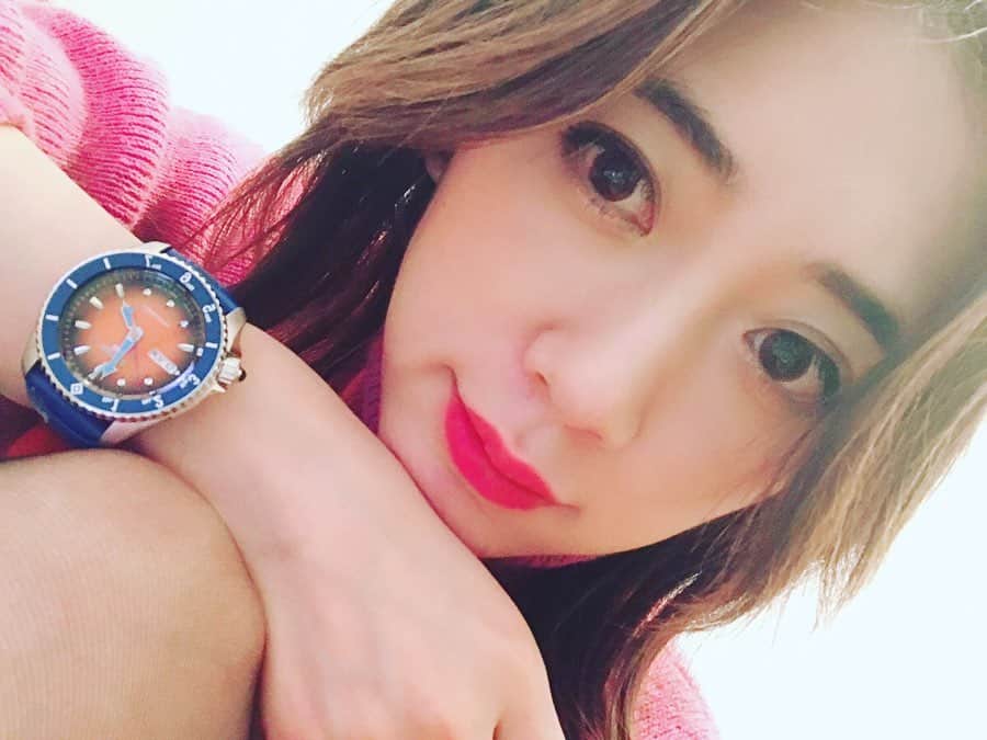 のインスタグラム：「年末に#ジョジョ の限定腕時計をゲットしてからまだ一度も使ってない！いつ使おうかな〜？ 本命のディアボロモデルはなかったから#ミスタ モデルに決めたよ！ ・ ・ ・ #腕時計を見せてるかと思いきや二重顎を隠すのに必死w #seikojapan #ジョジョの奇妙な冒険 #ジョジョの奇妙な冒険黄金の風 #ジョジョ5部 #コラボアイテム #限定版 #限定品 #限定モデル #watchgram #watchofinstagram #jojopart5 #jojo_anime」