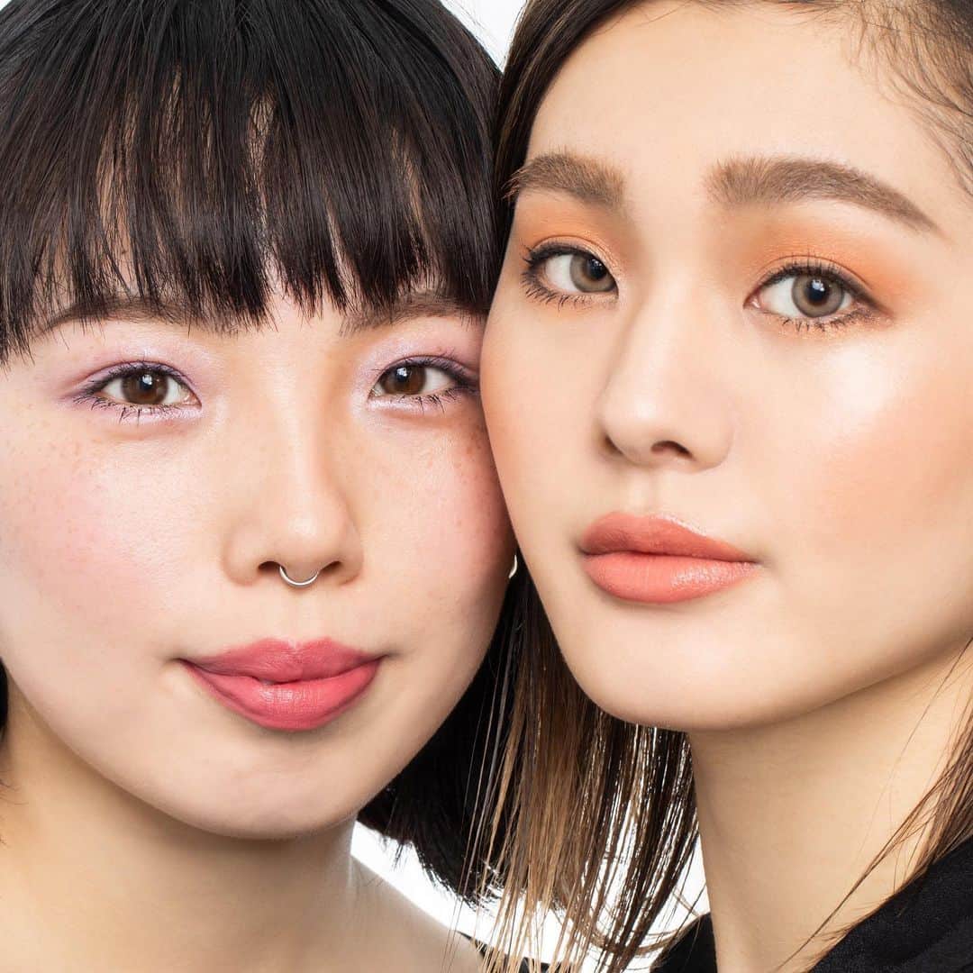 M∙A∙C Cosmetics Japanのインスタグラム：「春に向けて、メイクをアップデート💄﻿ 3月に挑戦したいのは、花びらのように﻿ まぶたをふんわり染め上げるカラーメイク🌸﻿ ﻿ ﻿ ﻿ 使用製品は2枚目をチェック👉﻿ ﻿ ﻿ ﻿ ﻿ ↓↓使用製品↓↓﻿ <右>﻿ EYES﻿ ☑︎スモールアイシャドウ: サモア シルク﻿ ☑︎スモールアイシャドウ: テート ア ティント﻿ FACE﻿ ☑︎エクストラ ディメンション スキンフィニッシュ: フェアリー プレシャス﻿ LIP﻿ ☑︎リップスティック: ソフト キッシーズ﻿ ﻿ ﻿ ﻿ <左>﻿ EYES﻿ ☑︎スモールアイシャドウ: #ハンブルブラグ﻿ FACE﻿ ☑︎エクストラ ディメンション ブラッシュ: イントゥ ザ ピンク﻿ LIP﻿ ☑︎リップスティック: アンダー ザ カバーズ﻿ ﻿ ﻿ ﻿ MODEL:﻿ M·A·C ARTIST MIURA HARA﻿ @mac_yokohamatakashimaya﻿ M·A·C ARTIST NANAMI YOSHIDA﻿ @mac_laforet﻿ PHOTO: @takaki_iwata﻿ ﻿ ﻿ ﻿ #MACCosmeticsJapan #MACコスメ #MACCosmetics #メイク #コスメ #メイクアップ #アイカラー #チーク #コスメ紹介 #春メイク #春コスメ ##メイク道具 #メイクプロセス #メイク用品 #セルフメイク #今日のメイク #お気に入りコスメ #MACeyeshadow #MACアイシャドウ #eyemakeup #eyeshadow #MACリップ #MACLoveslips #MAClipstick #cosmetics #makeup」