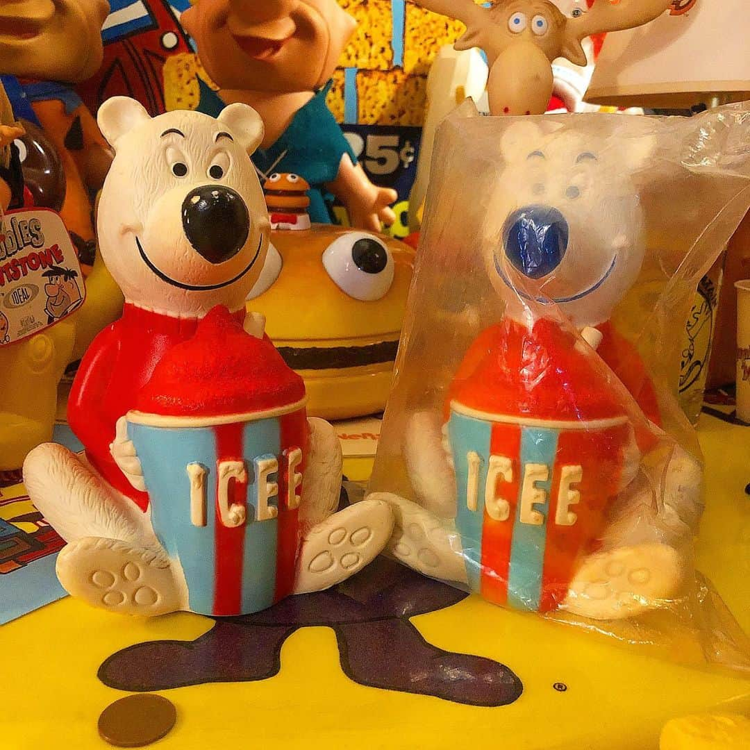 大川知英さんのインスタグラム写真 - (大川知英Instagram)「70’s ICEE BEAR Soft Vinyl Coin Bank Different colors❗️ 目と眉毛と鼻と口の色違い🧘🏼‍♂️ ブラックは良く見るがブルーはあまり 見ない🧘🏼‍♂️相棒のponchiさんに色違いが あると教えて頂きやっと見つけた🤡 これもまたマニアな眺め...🚬upi #iceebear #softvinyl #coinbank  #differentcolors #vintage#70s #ブルー好き#色違い#マニアな眺め #amecajiboys #takatsubase #アメトイ部キャプテン」3月6日 12時22分 - zupposi_swamp