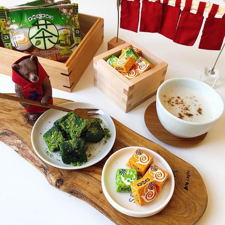 チロルチョコのインスタグラム：「〈ほうじ茶〉と〈抹茶〉﻿ 食感の違う2種類のお茶チョコが楽しめる🍵﻿ チロルの﻿ 【お茶アソート】のご紹介です✨ ﻿ ▫️ほうじ茶ラテ﻿ 香ばしいほうじ茶チョコとほうじ茶ソース。﻿ マシュマロとラテ風味チョコでマイルドな味わいに😌 ﻿ ▫️抹茶わらびもち﻿ ぷるぷるの抹茶わらびゼリーにほんのり苦い抹茶パウダーで本物を表現しました💁‍♀️ ﻿ ﻿ ﻿ お花見やお茶会にいかがですか？﻿ ぜひお試しください✨﻿ ﻿ ﻿ ﻿ ﻿ #tirol #tirolchoco #チロルチョコ #チロル #チョコレート #おやつタイム #chocolate ﻿ #おやつ #onmytable #sweetstable #スイーツ部 #おうちカフェ #日々の暮らし #sweettooth  #チョコ #おやつの時間  #スイーツ女子  #スイーツ男子  #チョコラブ  #chocolatelover  #snack #スイーツ大好き #sweetsmile #スイーツ  #shopチロルチョコ#抹茶#ほうじ茶#お茶アソート」