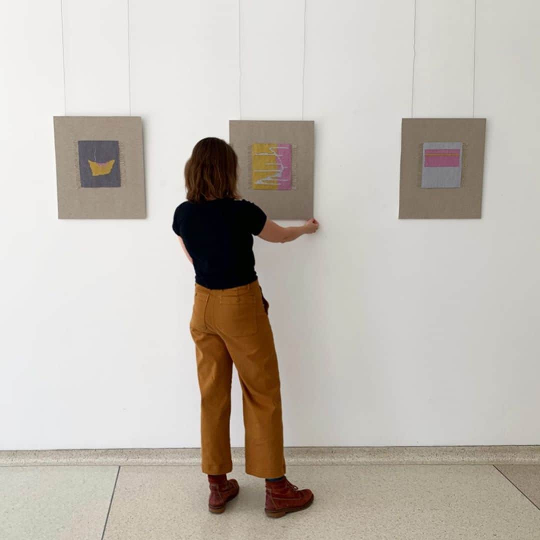 タヴィ・ゲヴィンソンさんのインスタグラム写真 - (タヴィ・ゲヴィンソンInstagram)「Tapestries by my mom, Berit Engen, from her show now up @oakparklibrary - from a series of over 550 tapestries that she has been working on since I was 8!! 🕷🕸🕷🕸🕷🕸」3月6日 12時33分 - tavitulle