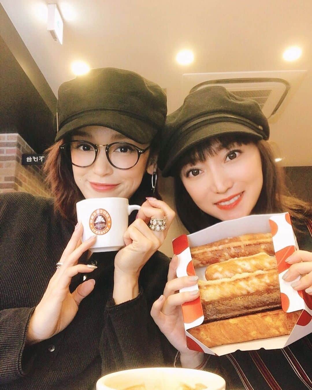 Soweluのインスタグラム：「昨日は本当久しぶりに友達たちに会えて、 @hiro.style.gym  でヒロコさんの指導のもとがっつりトレーニングも出来て、 本当リフレッシュ出来た1日でした✨  あやなは今介護の勉強をしているのもあって、 今の私のおばあちゃんへの介護の事での悩みとか、今後の色んな事への不安とか色々相談にのってくれて。 あやなは私の悩みを自分の事のように同苦してくれて 優しく激励してくれて 本当に涙を抑えきれなかった 心に染みてきて嬉しかった😢 そして勇気をもらいました あやな本当にありがとう🙏💓 ・ ・ 2枚の目写真は可愛いと噂だった わたるのお家に やっと遊びに行けて、 想像以上に可愛すぎるスタジオみたいなお部屋に本当テンション上がっちゃって🧡写真いっぱい撮ってもらっちゃった😄 わたる美味しいポトフも作ってくれて 本当理想の彼氏みたいだったw ありがとうわたる〜💕 ・ 大好きな友達に会えるってやっぱり幸せだね✨🙏 みんなに感謝♡ また会えるの楽しみにしてる🌈 ・ ・ #friends #love #workout #refresh」