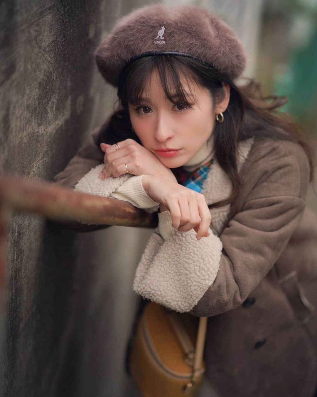 有馬綾香のインスタグラム：「ふぁ〜。 お家にいるの飽きたなぁ。  もう髪染めよ。 めっちゃブリーチしよ。 ついでにめっちゃ切りたいけどとりあえず我慢。  写真は珍しく茶色コーデのわい。」
