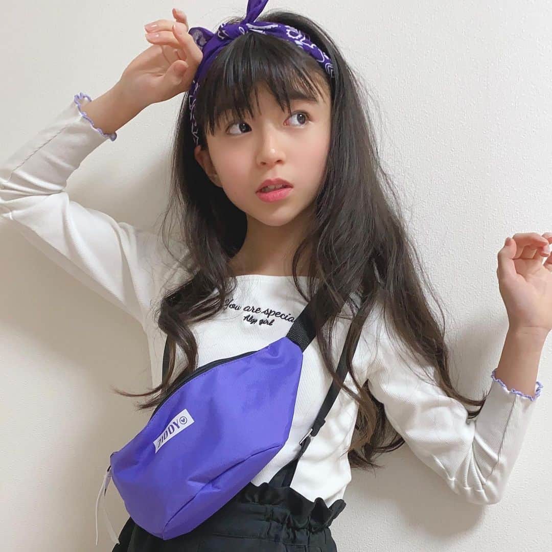 ニコ☆プチのインスタグラム：「今日もプチモのふろくのつかいかたを紹介！﻿ ﻿ ﻿ 3人目は、ナオ🌸﻿ ﻿ 菜桜は紫色に最近はまり気味だったので、﻿ このポーチはどストライクでした！！﻿ ふんわり系の時も、スポーティなお出かけの日も活躍しています。﻿ この日は紫のバンダナで色目を合わせてみました。﻿ このポーチ中身がいっぱい入って使いやすいです♪﻿ 中身は携帯と充電器、、お財布、バズの救急箱（怪我する菜桜の必需品)、リップ（BT21のRJ）、のど飴、ハンカチ﻿ この日もいっぱい入っていました。﻿ ﻿ みんなのポーチの中身も見てみたいな♡﻿ ﻿ ﻿ ﻿ #ニコプチ﻿ #ニコプチふろく﻿ #プチモのふろくの使い方﻿ #ニコプチふろくのある生活﻿ #付録バッグ﻿ #ジディー﻿ #ZIDDY﻿ #ふろく﻿ #大里菜桜」