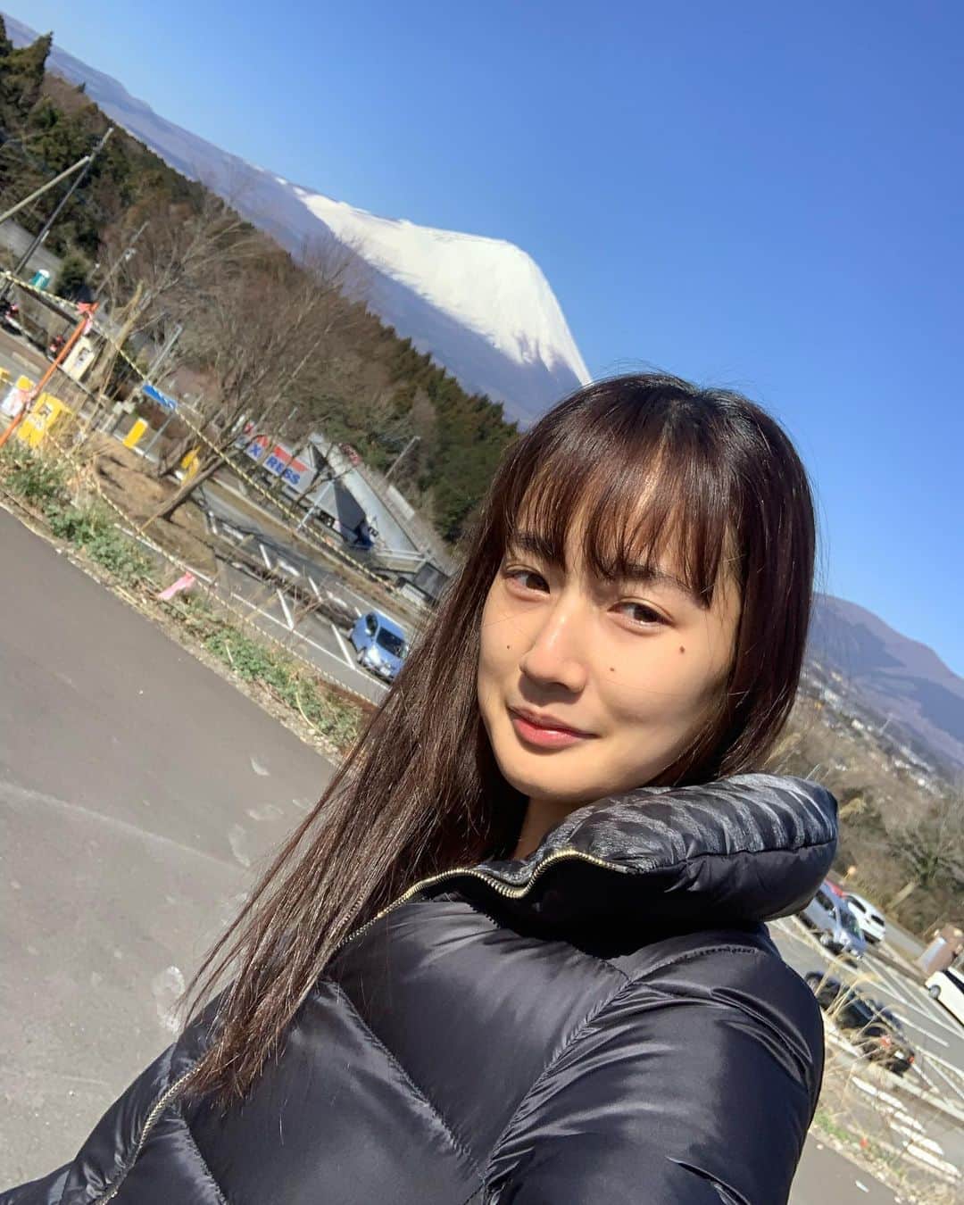 高嶋香帆のインスタグラム：「今日は富士山がよく見える場所で撮影しております🗻✨ . 天気がいいからより綺麗🥺！！ . スタッフさんに絶景スポットを教えて頂きました😎✨✨✨ . いいパワー貰ってます🗻！🙏」