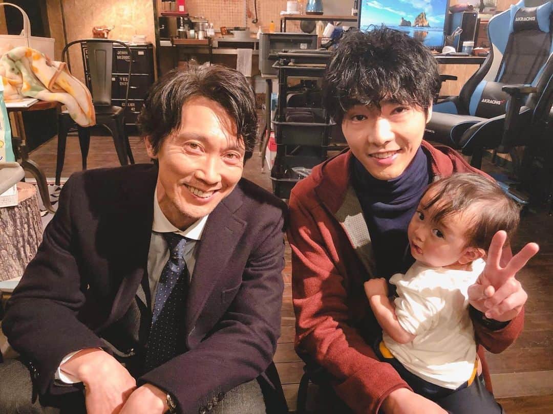 【公式】新水曜ドラマ「知らなくていいコト」のインスタグラム：「どもっ🙌✨これから毎日写真あがるのでお見逃しなく💁‍♀️(自分でハードルあげるタイプですっ🏃💨)インスタのフォロワーさんが激増でテンションあがってます🙋‍♀️(もっと早くあげとけよっ‼️)まずは…おっ！公式本気出してきたな😳って感じの素敵写真✨岩谷編集長と尾高さん、そして舌ペロしてるリアル天使な壮太くん😇この3人のシーンを作ってくれてありがとうございます、大石静先生😂ってな感じにグッとくるシーンなのです👏岩谷編集長が赤ちゃんをあやすとこも見れたりするかもですよ🤫✨#知らなくていいコト #知らコト #日本テレビ #日テレ #水ドラ #吉高由里子 #柄本佑 #重岡大毅 #小林薫 #佐々木蔵之介 #インスタ写真の予告しときます #ケイトと尾高さんの写真まだまだ期待しててください #そしてみんなのアップの様子も #楽しみにしててちょ #15万フォロワー目指す公式より」