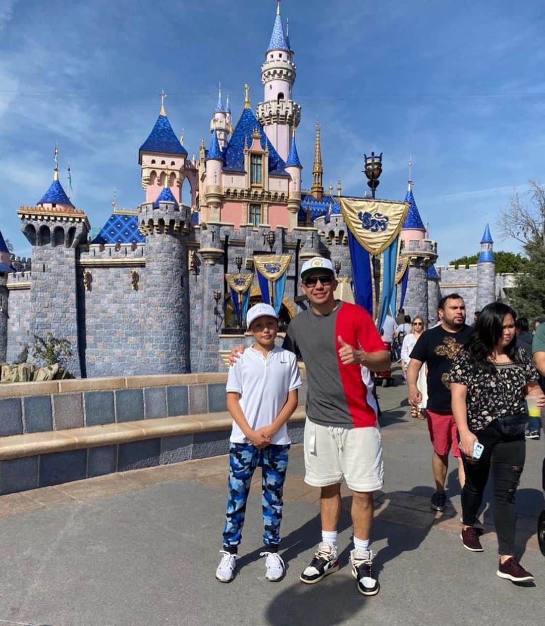 ゲンナジー・ゴロフキンさんのインスタグラム写真 - (ゲンナジー・ゴロフキンInstagram)「Days with family are always the best ones. Thank you @Disneyland for such an amazing tour #disneyland#MagicHappens  Время, проведённое с семьей - лучшее время. Спасибо @disneyland за приглашение и тур.」3月6日 12時44分 - gggboxing