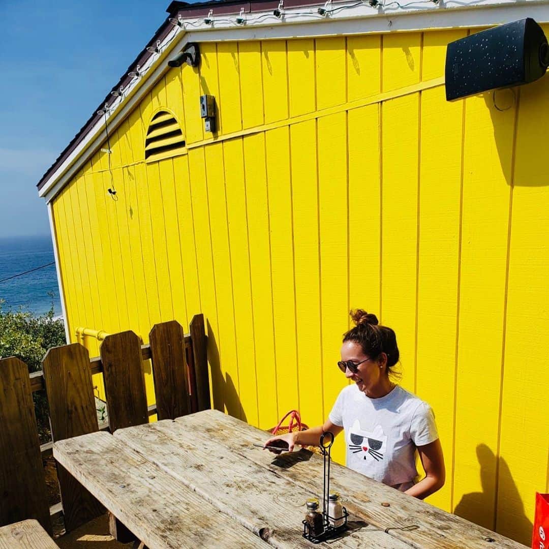 マリ・ヴァルトマンのインスタグラム：「Sorry not sorry for the Cali Spam 🤗 . . . . #paradise #crystalcovestatepark #california #usa #southerncalifornia #sun #yellow #shakeshack #waitingforfood #sun #beach #enjoyingthesun」