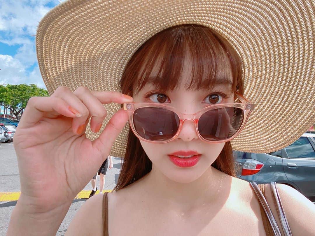 飯窪春菜のインスタグラム：「✈️🌴🌺 ・ ・ ハワイ2日目はハワイ島に行きました〜☺️ 溶岩で地面が真っ黒なところが多かったけど、最近はどんどん植物が増えていってるらしいです🌱 ハイビスカスも咲き乱れていてとても綺麗でした☺️🌺 ・ お昼はピーベリー&ガレットでいろんなクレープを食べました☺️ メニューはガレットにもクレープにもできるそうです👏🏻 日本人オーナーの方が営んでるカフェで、甘さ控えめでとても美味しかったです〜🤤❣️ ・ ・ ・ #hawaii  #旅行  #travel  #cafe  #はるなの毎日  #飯窪ってる」