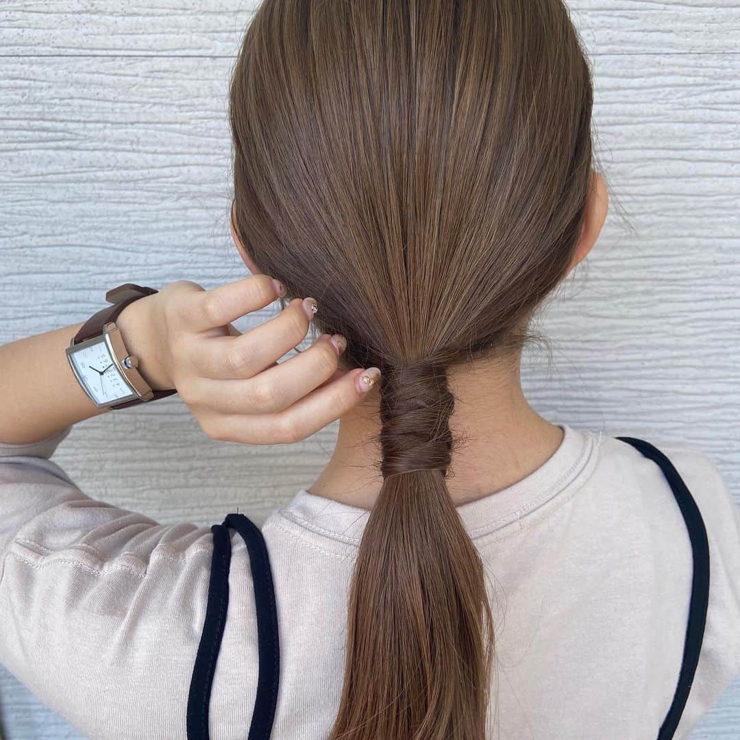 yu nakamura ヘアアレンジ hairarrangeのインスタグラム：「✳︎✳︎✳︎✳︎✳︎シンプルアレンジ✳︎✳︎✳︎✳︎✳︎ ヘッドアクセは付けずにシンプルに。  ノーマンデーの時計は多様性抜群★ クーポンコードで10%off▷▷▷yutty333 #ノーマンデー#時計#腕時計#nomanday  #一宮#一宮市#ヘアアレンジ#ミディアム#セルフアレンジ#ミディアムアレンジ#hair#haircolor #fashion#スカーフ#スカーフアレンジ #ヘアクリップ#ヘアアクセサリー#ヘアアレンジ動画」