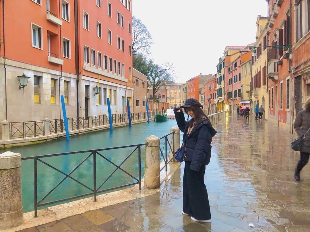 今井利奈のインスタグラム：「in venezia 🇮🇹 ・ ・ 景色は綺麗だし、イカスミパスタは美味しいし、最高すぎる街でした☺︎ ・ ・ #italy#italia#venezia#venice#gino#nerodiseppia #🇮🇹」
