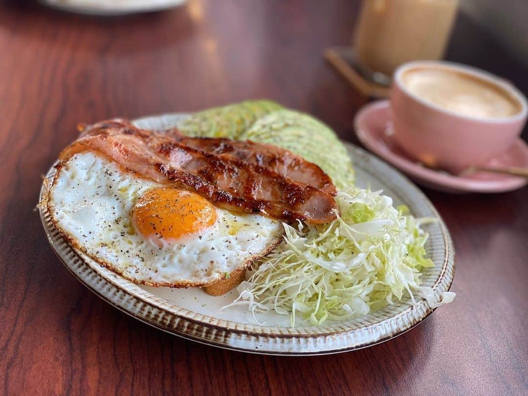 鹿野悠さんのインスタグラム写真 - (鹿野悠Instagram)「☕🍴🍳 旅行先でカフェ巡りするの好き☺️💓 朝ごはんもコーヒーも美味しかった😳 駐車場いっぱいになるくらい人気なのわかる！💓 . . . #沖縄カフェ  #沖縄カフェ巡り #沖縄カフェランチ #沖縄 #沖縄旅行  #沖縄の空 #沖縄の風景 #沖縄観光 #okinawa #okinawatrip #okinawajapan #okinawa_days #okinawatravel #cafestagram #okinawa_cafe #モーニングプレート #モーニングカフェ #ブランチ #沖縄ランチ #北谷カフェ #北谷グルメ #北谷ランチ #gooddaycoffee #カフェ巡り #カフェスタグラム #カフェ活 #かのはるカフェ巡り #followｍe」3月6日 12時52分 - harukano1204