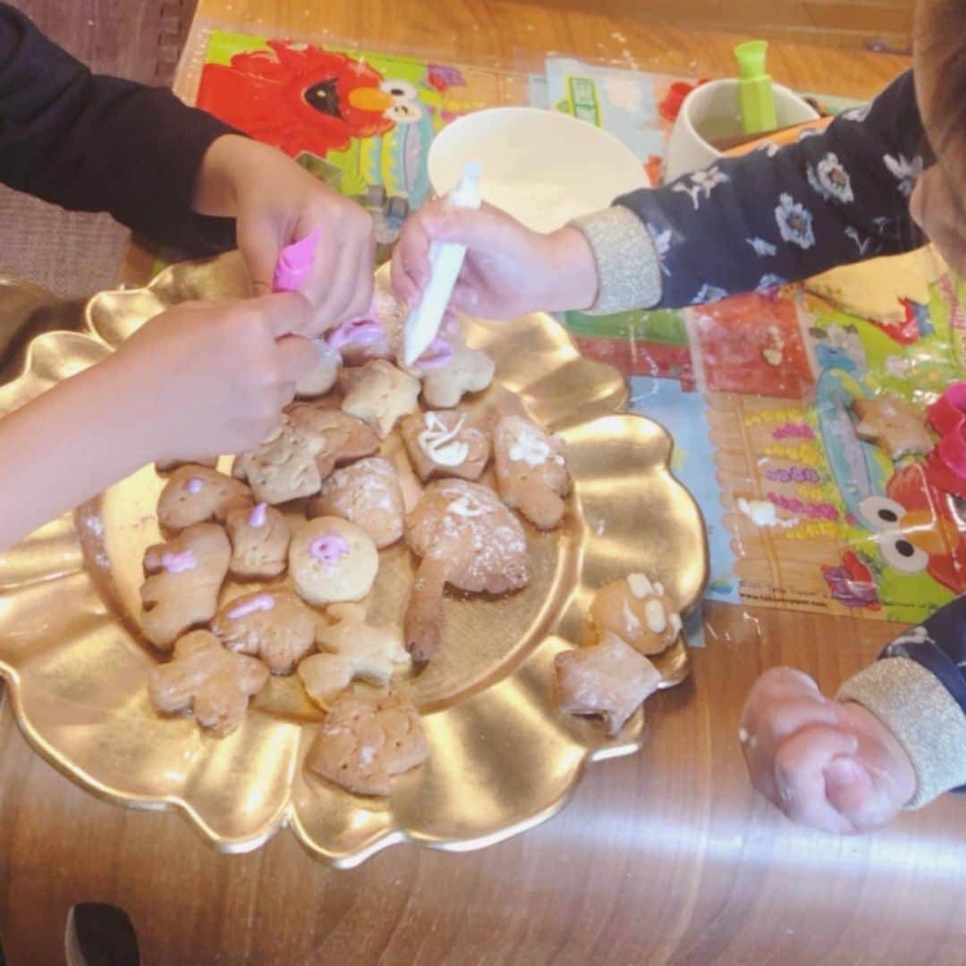 安めぐみさんのインスタグラム写真 - (安めぐみInstagram)「ちょっと前にお友達のお家で子供達がクッキー作りを🍪 楽しそうでした😊 #クッキー作り #美味しかったです✨」3月6日 12時52分 - yasu_megumi_official