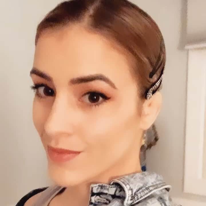 のインスタグラム：「I’m a wrestler so you know I love pins 😉📎 #hairpin #hairpins #hairclips #hairaccessories #hairstyles #wrestling #olympics #hairstyle #love #pins #ootd #」