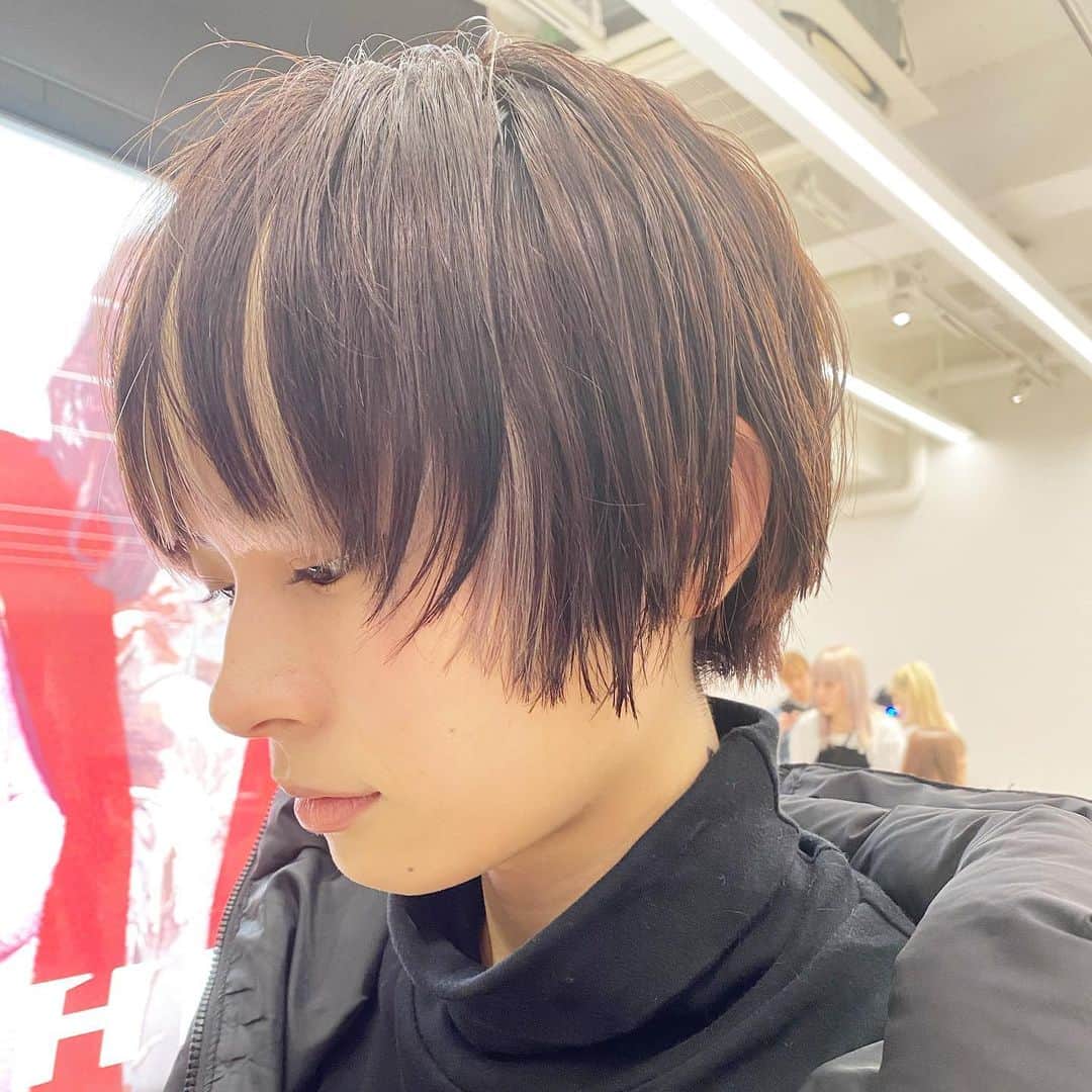 Sachiさんのインスタグラム写真 - (SachiInstagram)「マッシュショート& point color . ばっさりcutしたshort hairに 今回は顔まわりにpoint color をプラス。(2bleach 〜must) . いつも任せて頂きありがとうございます♡ とってもかわいかったよ♡ . #shima#hair#cut#short #shima_sachi」3月6日 13時08分 - sattyyyyy