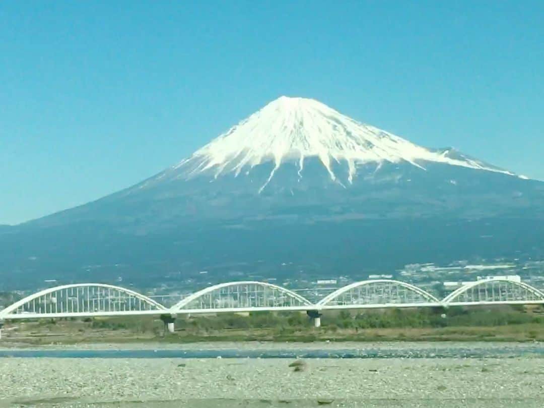 六車奈々さんのインスタグラム写真 - (六車奈々Instagram)「新幹線から、富士山がめちゃくちゃ綺麗に見えました！  ラッキー\(//∇//)\ #富士山 #大好き #ついてるねのってるね」3月6日 13時12分 - nanarokusha