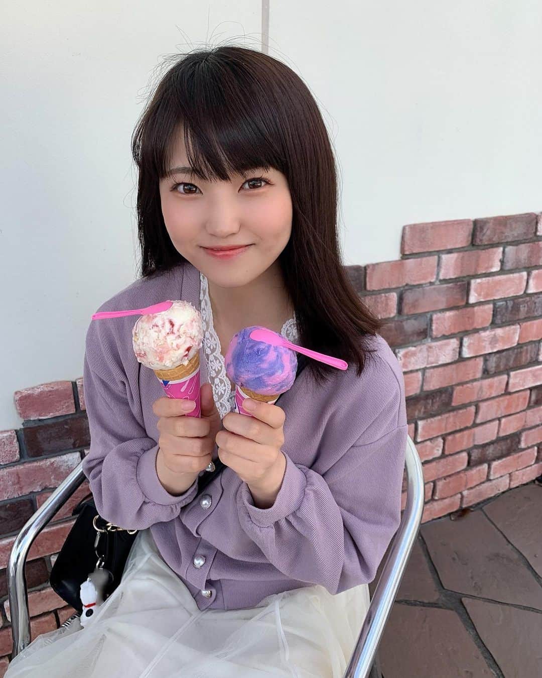 のインスタグラム：「夏限定のハニーレモン味が1番好きなんだけど その次にコットンキャンディー味が好きー！◯ ・ ・ ・ #サーティーワン #🍦 #春服 #fashion #icecream #透明感メイク #暗髪 #前髪 #イエベ春」