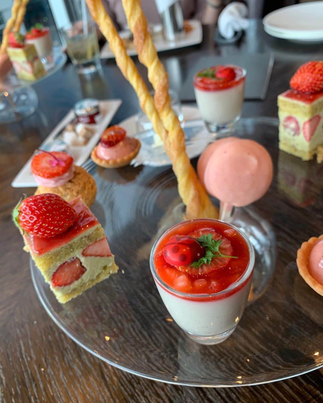 芽華ららさんのインスタグラム写真 - (芽華ららInstagram)「🍓🍓🍓🍓🍓﻿ ﻿ ららのいちご活動その②🍓💕﻿ ﻿ ストロベリーアフタヌーンティー💓💓💓﻿ 全てが可愛かった🥰﻿ 皆んなでわいわい楽しいひと時🧚‍♂️🍓💕﻿ ﻿ その③につづく〜🐘💭💓﻿ ﻿ ﻿  #strawberry#afternoontea#fourseasonshotel#love#happy#大好き#イチゴ#苺#アフタヌーンティー#フォーシーズンズ#94期#東京カレンダー#東カレ倶楽部#rarastagram#❤️﻿」3月6日 13時36分 - rara.world