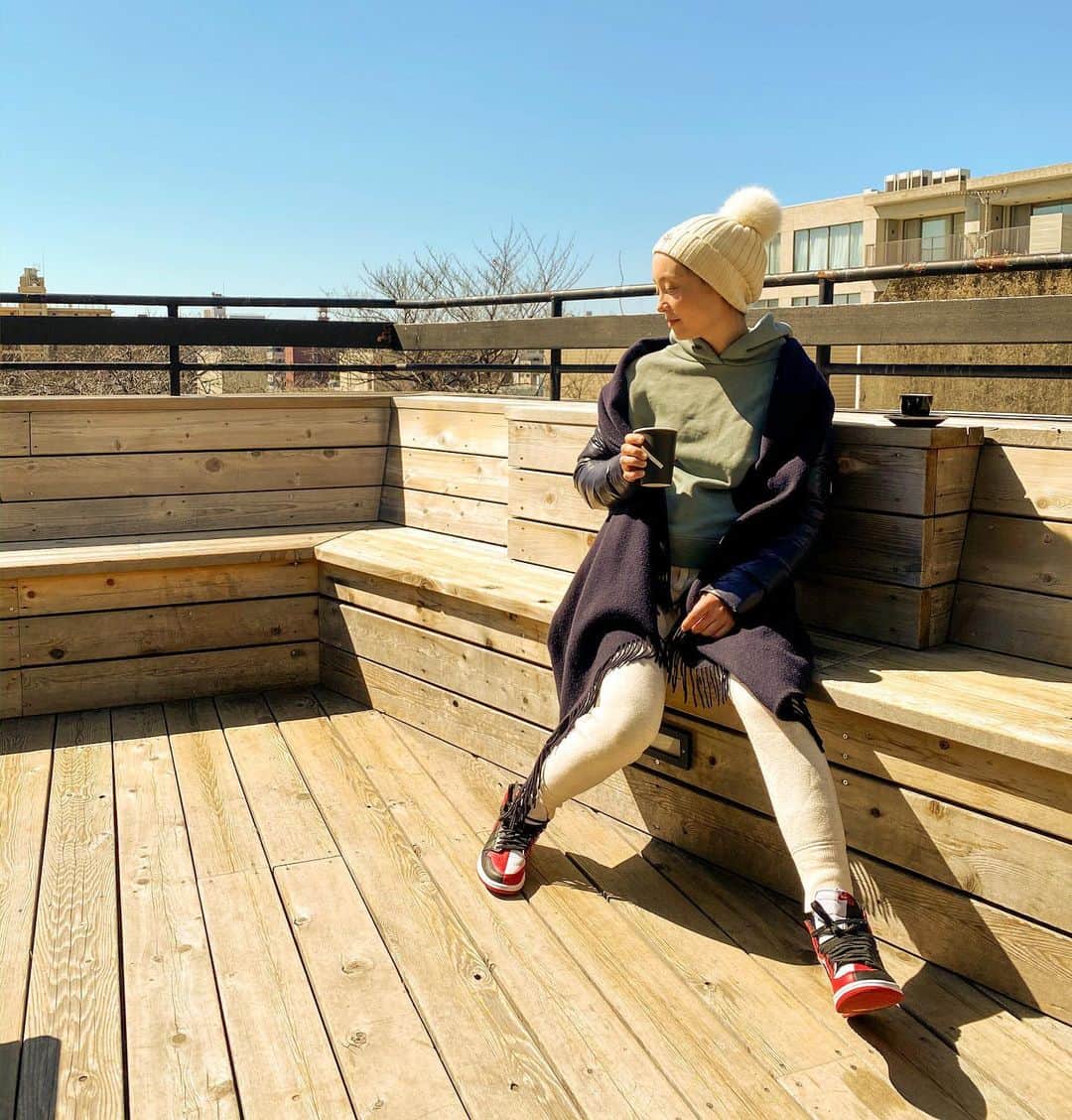エミ・マイヤーのインスタグラム：「☀️ ✌️」
